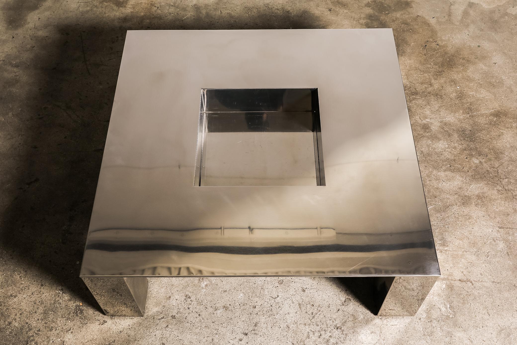 “Tebe” coffee table designed by Giovanni Offredi for Saporiti, Italia. Made from polished steel with central recessed compartment which can be used as a dry bar or for plants, circa 1970, Italy. Dimension: L 99 cm x W 99 cm H 33 cm.