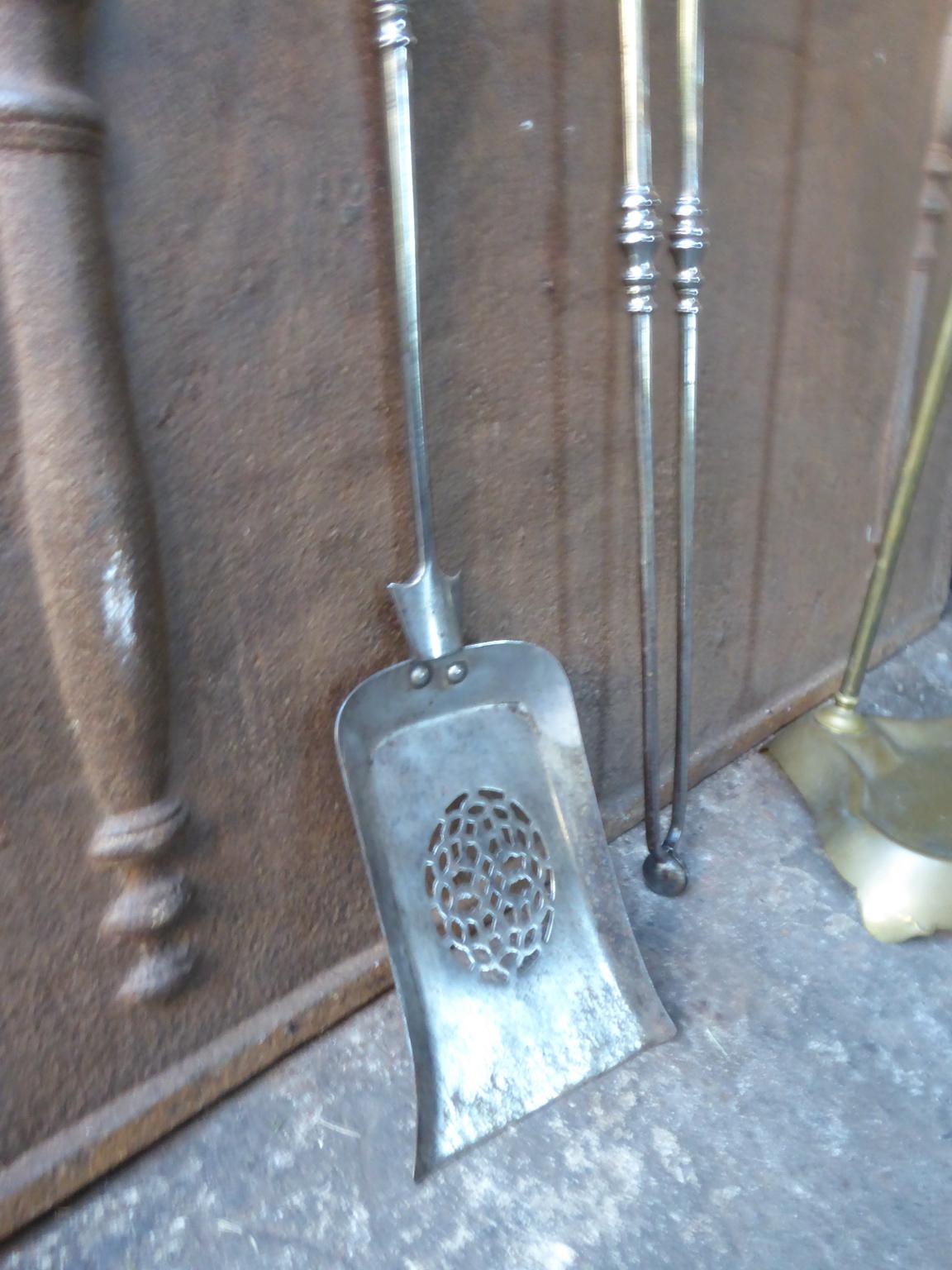 Ensemble d'outils ou d'outils de cheminée victoriens en acier poli, 19e siècle en vente 4