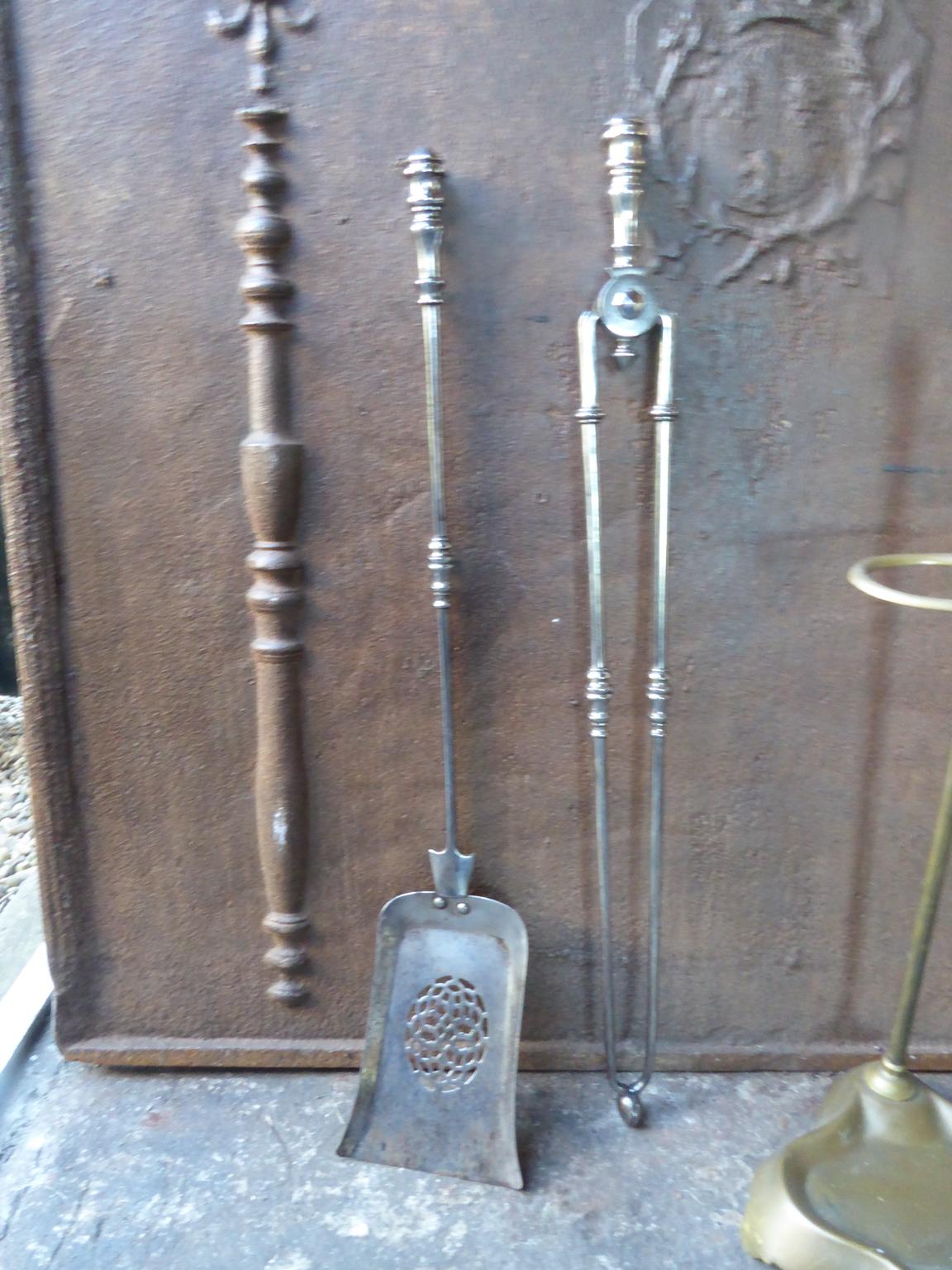 Ottone Set di attrezzi da camino vittoriani in acciaio lucido o attrezzi da fuoco, XIX secolo in vendita