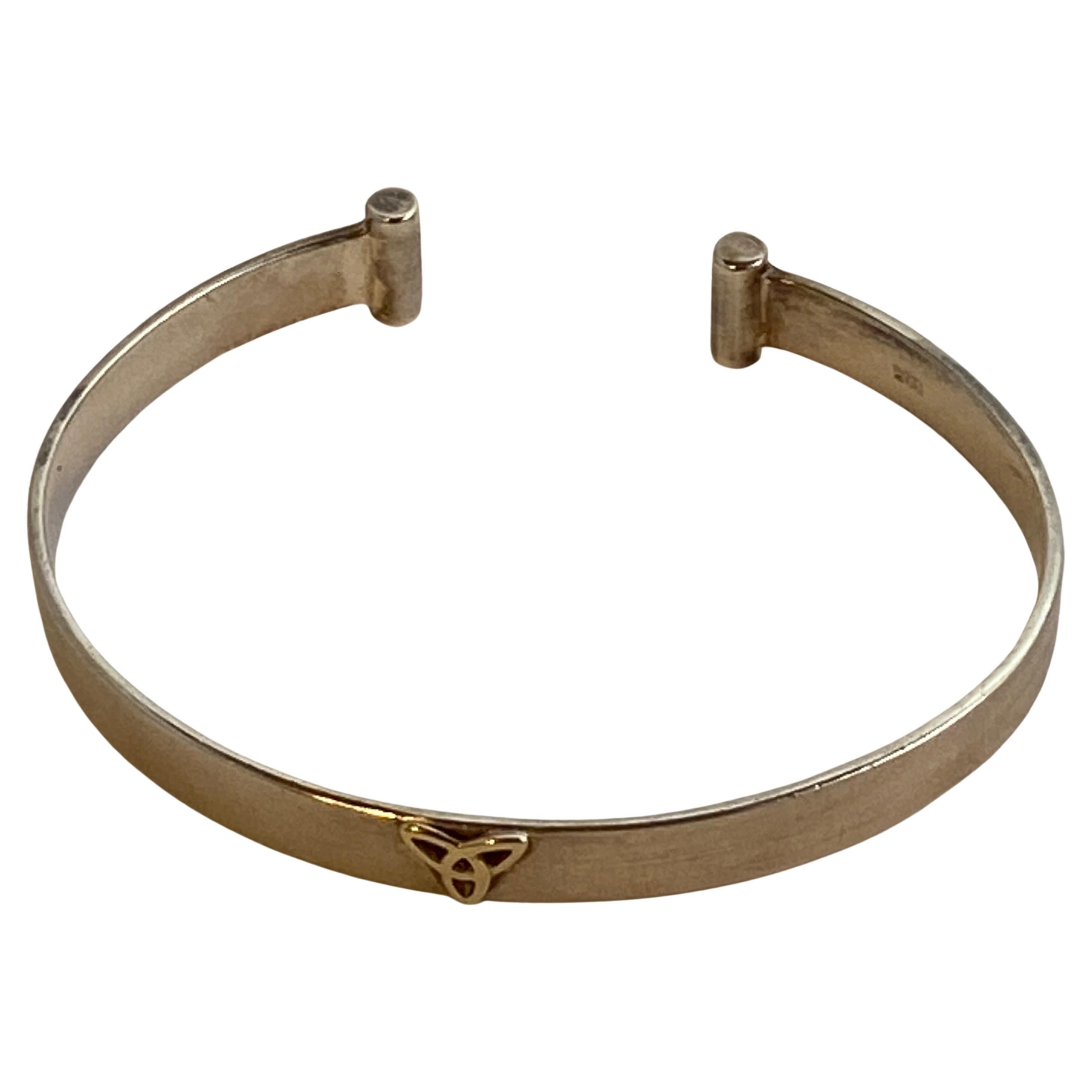 Manschettenarmband aus poliertem Sterlingsilber, akzentuiert mit 14k Gelbgold