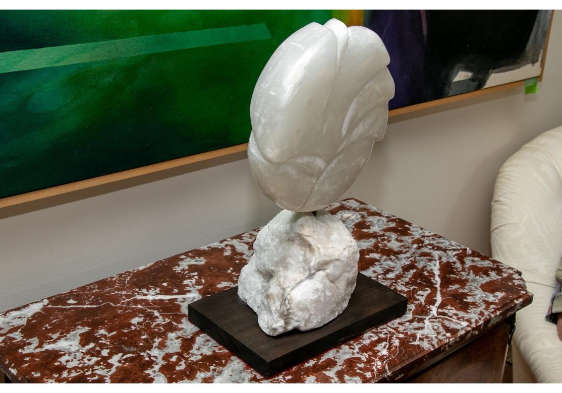 20ième siècle Sculpture abstraite en pierre polie sur pied en vente