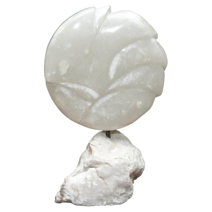Sculpture abstraite en pierre polie sur pied en vente