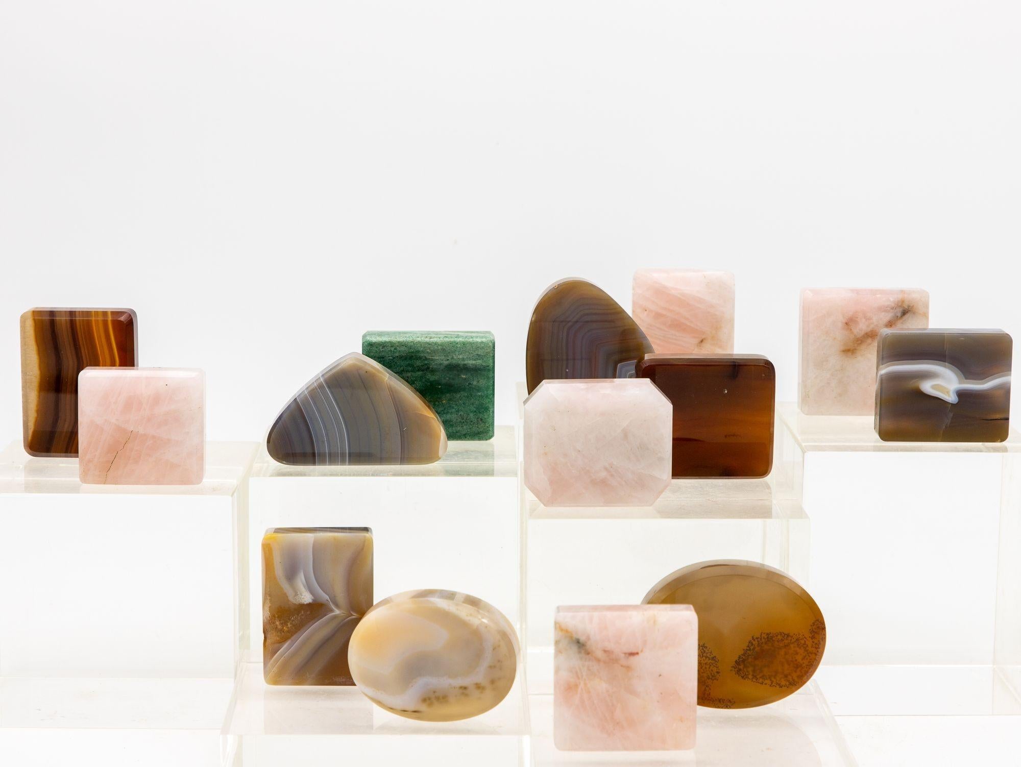Diese exquisite Collection'S besteht aus 14 faszinierenden polierten Steinen, die aus den bezaubernden Landschaften Italiens stammen. Jeder Stein erzählt eine einzigartige Geschichte geologischer Kunstfertigkeit und zeigt das reiche Naturerbe