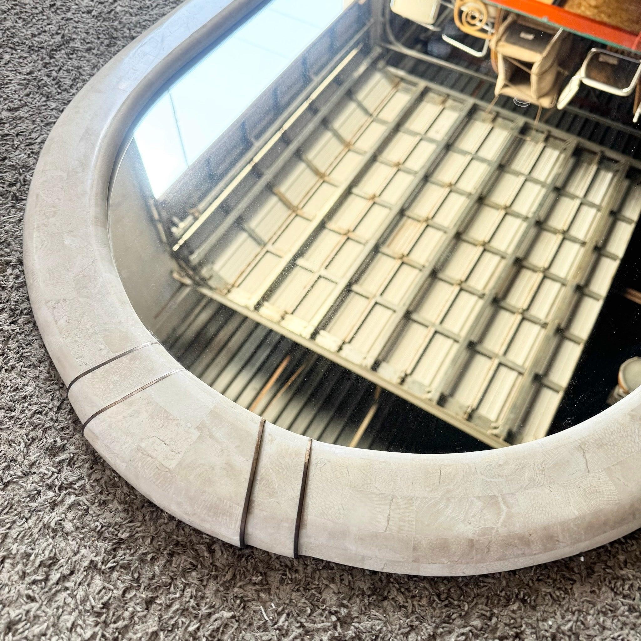 Miroir mural en pierre tessellée polie avec incrustation en laiton par Alexvale Furniture Bon état - En vente à Delray Beach, FL