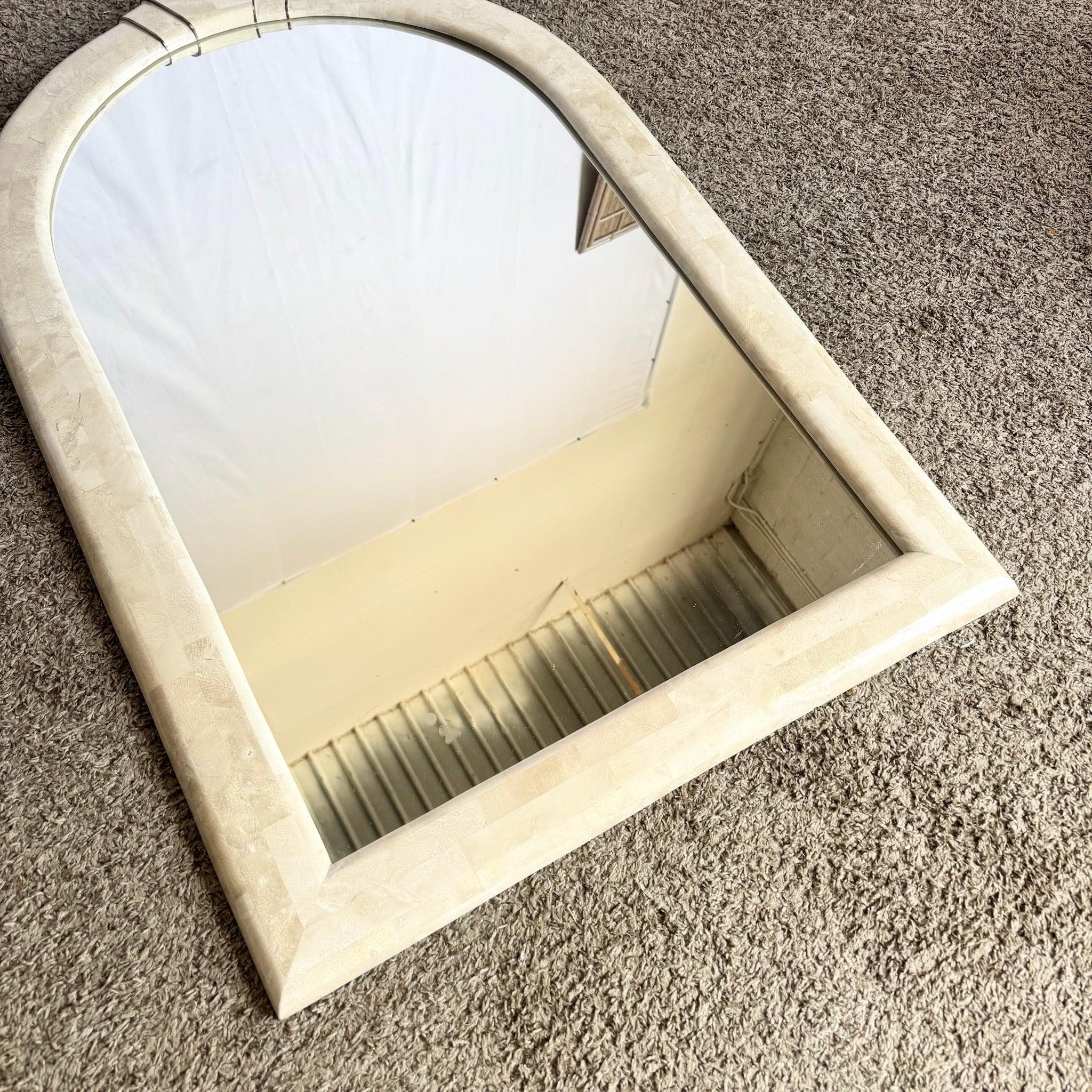 Pierre Miroir mural en pierre tessellée polie avec incrustation en laiton par Alexvale Furniture en vente