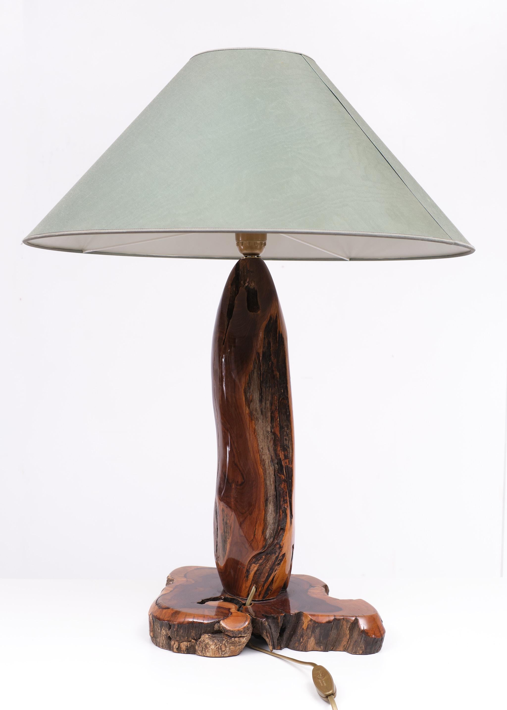 Tischlampe aus poliertem Baumstamm . 1970er Jahre  (Moderne der Mitte des Jahrhunderts) im Angebot