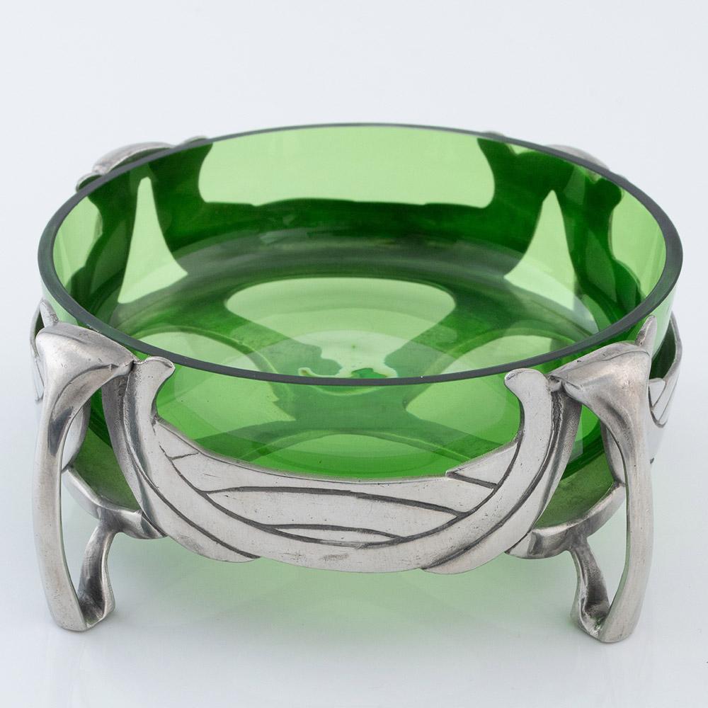 Titolo : Un portaburro in peltro lucido per Liberty
Data: c1900
Origine : Inghilterra
Caratteristiche della ciotola: Arti e Mestieri. Peltro lucido con piedi ad arco e pannelli a trama celtica. Fodera originale in vetro verde di James Powell
