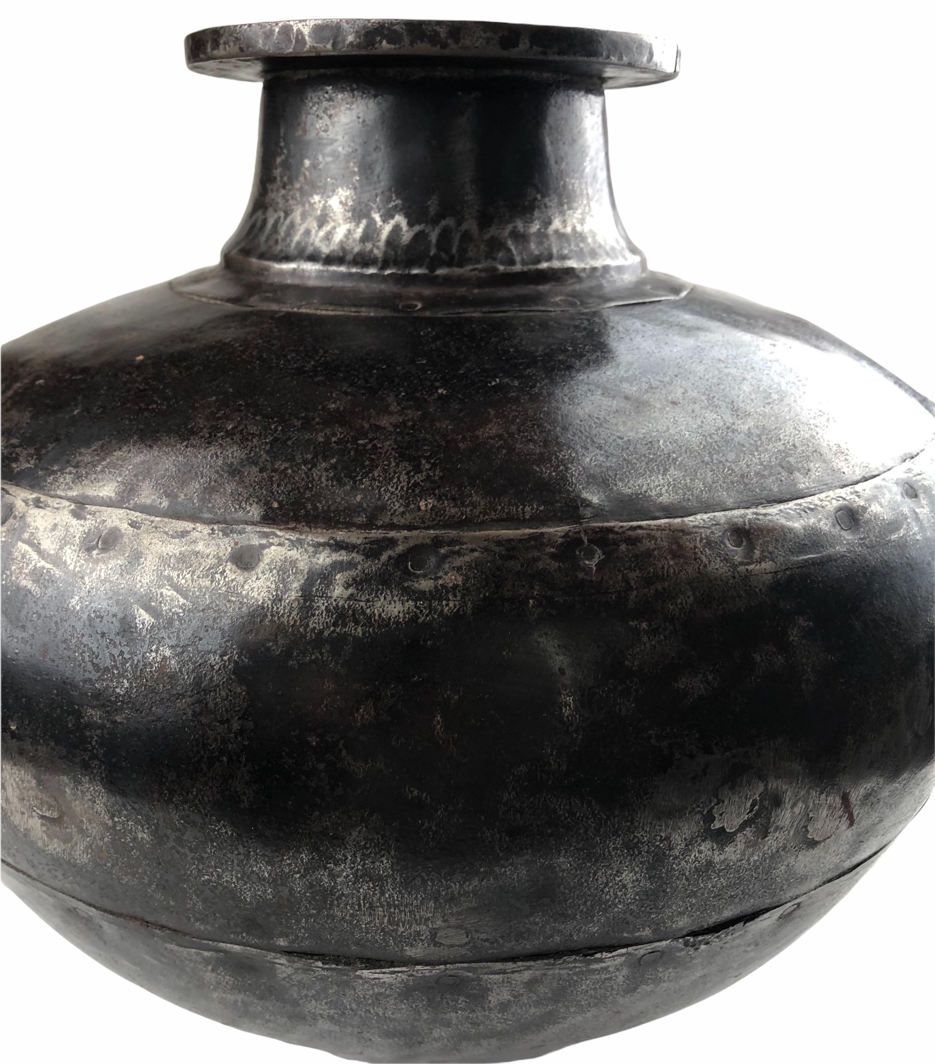 Indiano Vaso o recipiente indiano in metallo lucido e patinato dalle intemperie in vendita