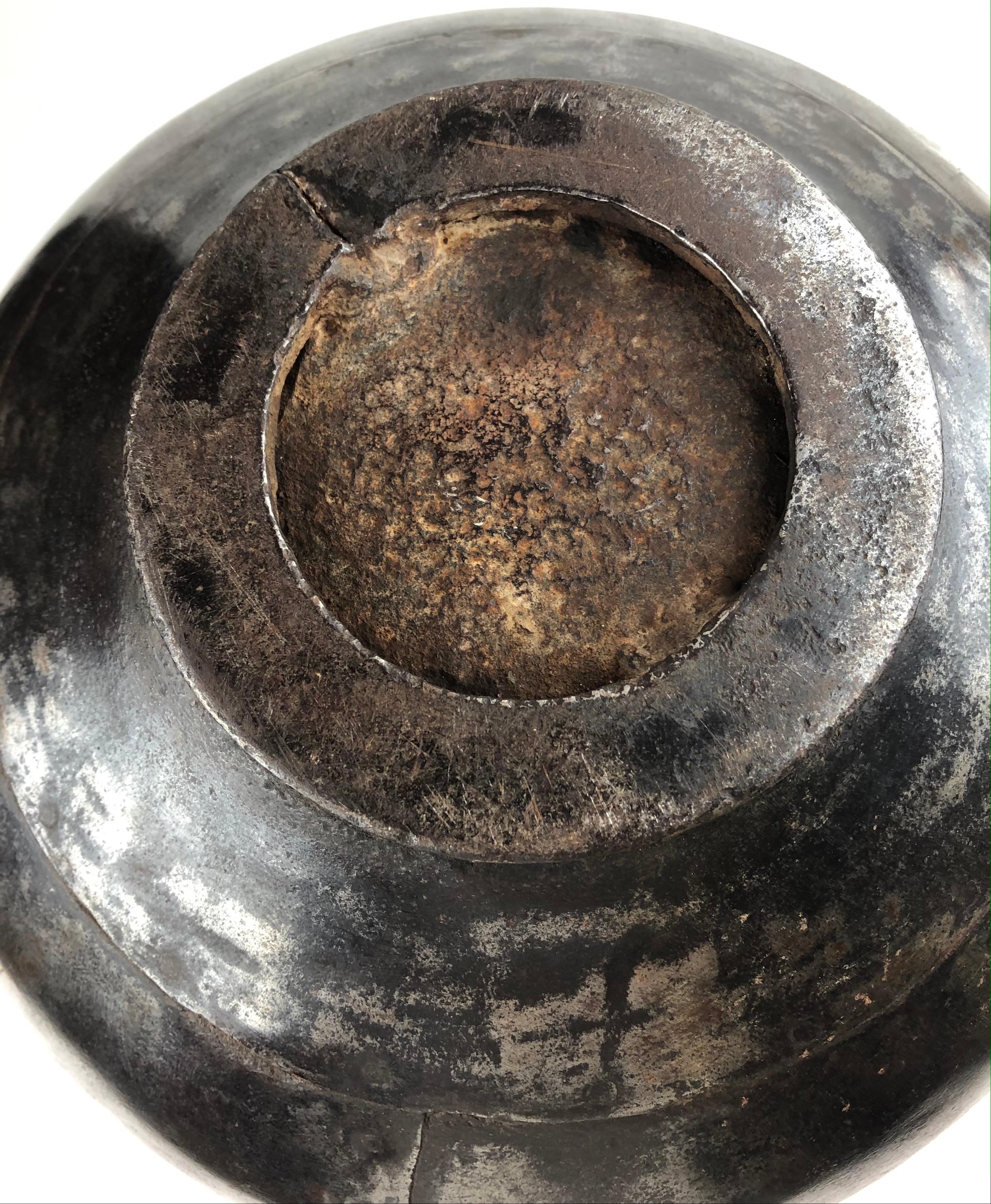 Fatto a mano Vaso o recipiente indiano in metallo lucido e patinato dalle intemperie in vendita