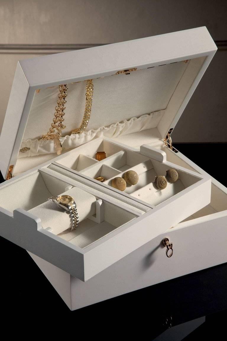 Boîte à bijoux en érable piqué blanc brillant avec quincaillerie en or rose 24 carats. Collier sur le dessus et plateau amovible.