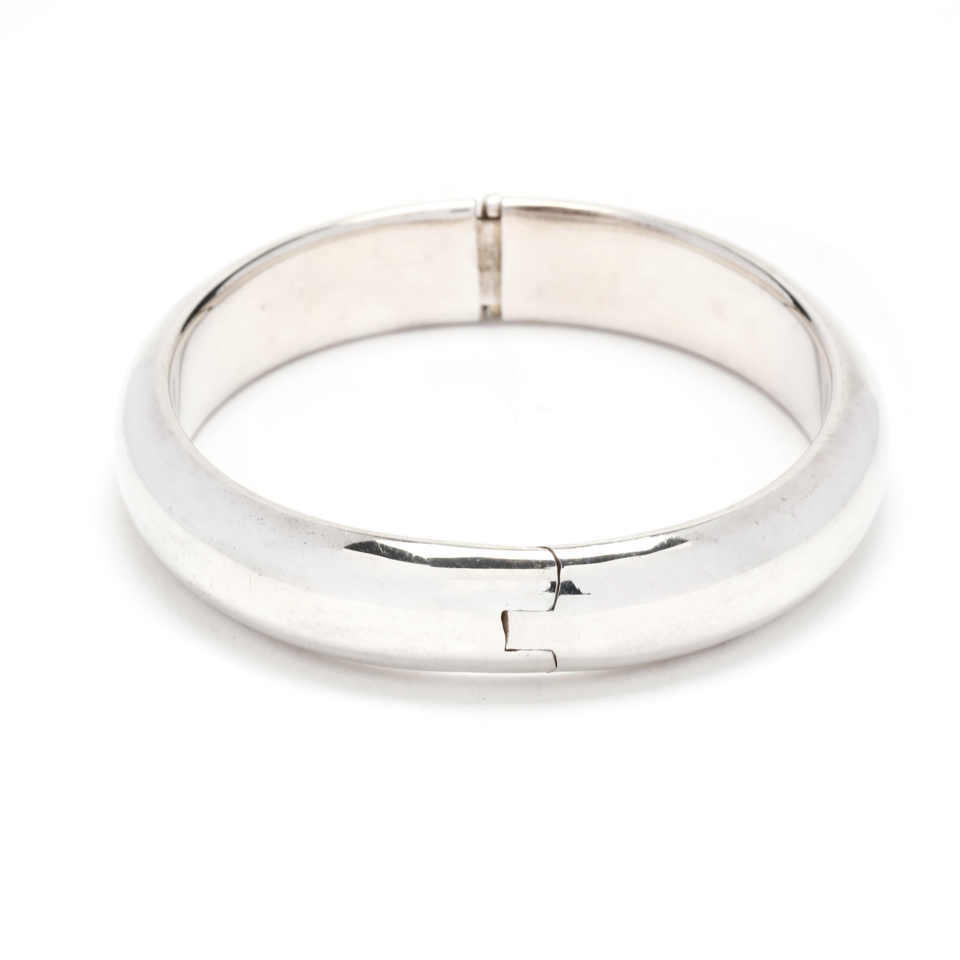 Un vintage de plata de ley pulida  pulsera ancha sencilla con bisagra.  Este sencillo brazalete apilable tiene una forma redondeada pulida con interior plano y bisagra. Se completa con un cierre integrado y lleva el sello de China 925. 

Longitud:
