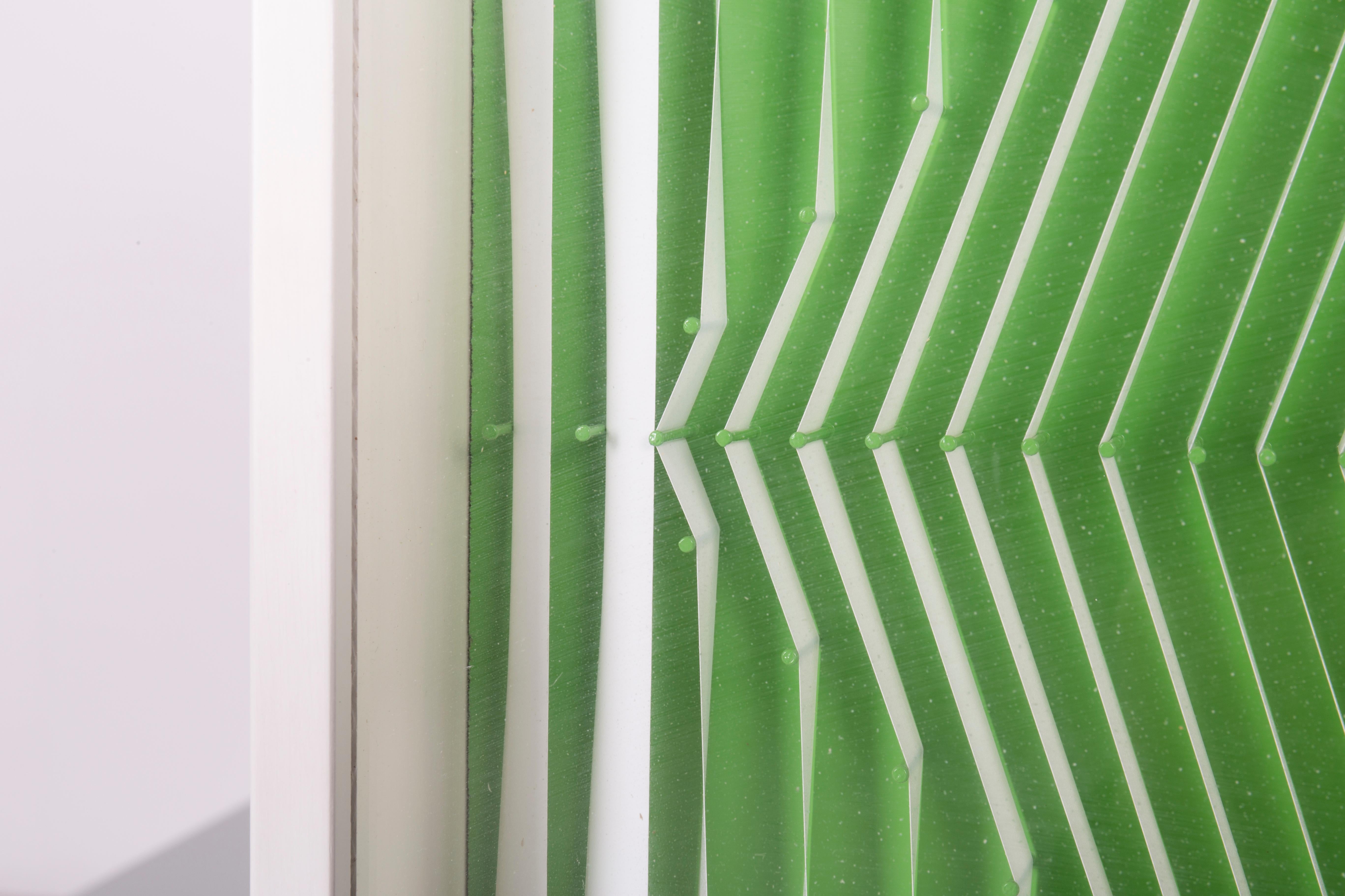 A&M d'Alberto Biasi est un panneau optique variable.

Édition de 50 exemplaires créée au Centro Duchamp.

Label au dos par Archivio Alberto Biasi.

MATERIAL : Rayures en pvc sur bois peint, verre.

Dans la poétique et la recherche d'Alberto Biasi,