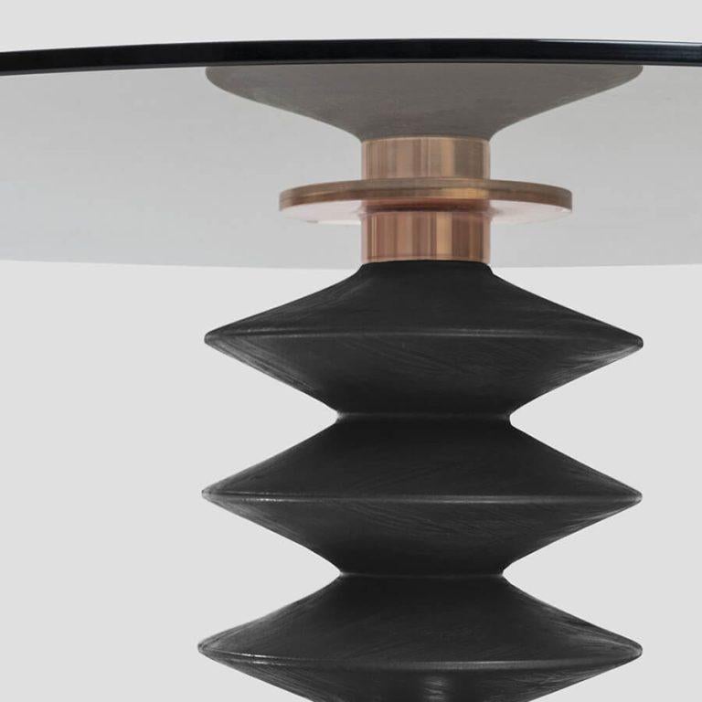La table Polka d'Unicuo capture l'esprit vibrant des traditions du nord-est à travers sa forme sculpturale dynamique. Inspirée par le mouvement rythmique des soufflets d'accordéon et le jeu de jambes expressif des danses traditionnelles, cette pièce
