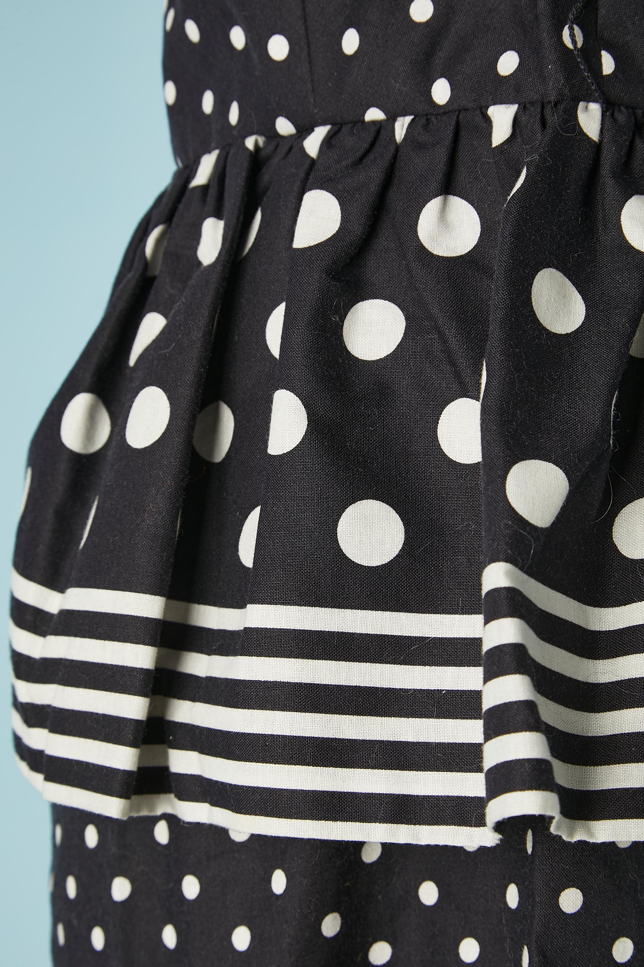Polka dot cotton bustier dress and cape ensemble. Boned bustier. Hook&eye and snap middle back. Zip on the skirt. The bustier part has been alterated and narrowed. The zip has been changed for hook&eye.
Size XS