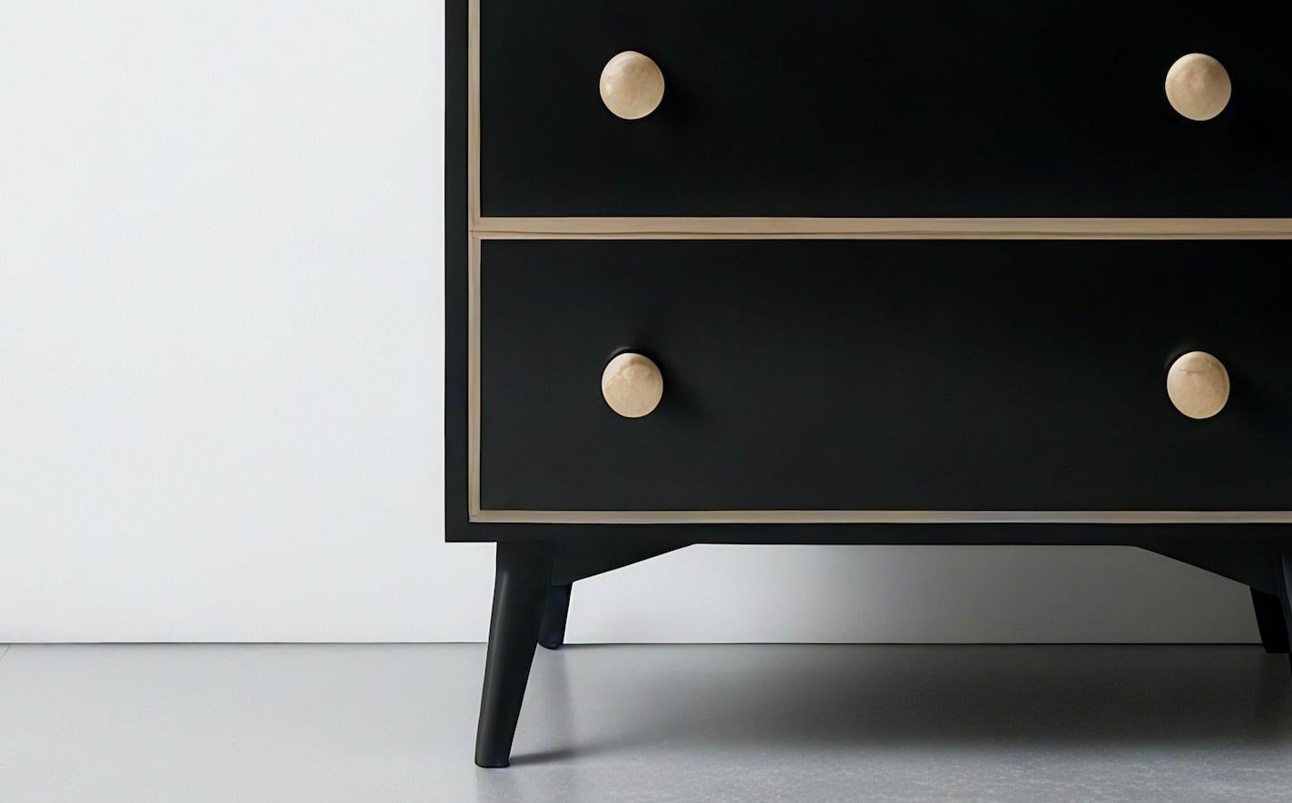 Mid-Century moderno Cassettiera in bianco e nero con intarsio a pois in vendita