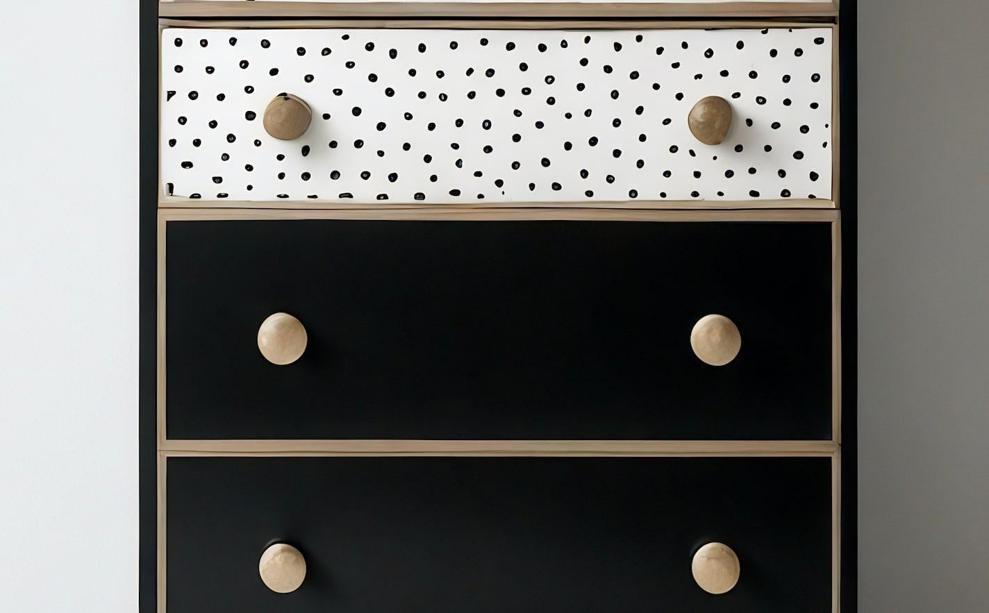Indiano Cassettiera in bianco e nero con intarsio a pois in vendita