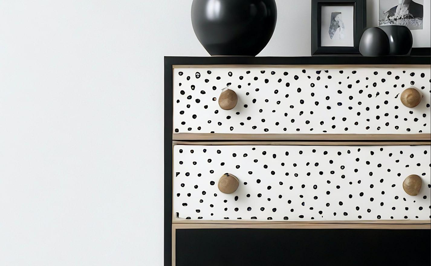 Intarsio Cassettiera in bianco e nero con intarsio a pois in vendita