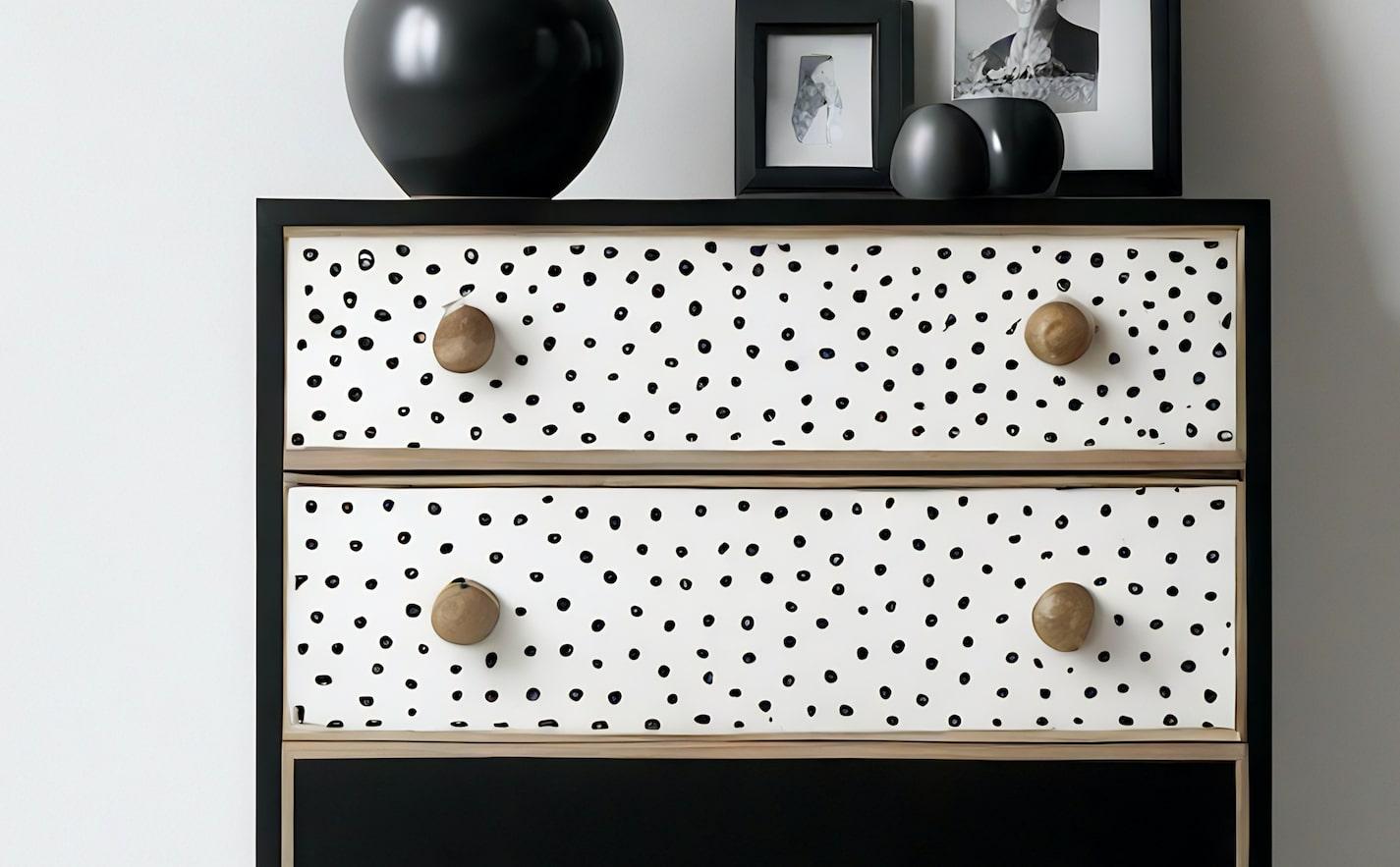Cassettiera in bianco e nero con intarsio a pois In condizioni Nuovo in vendita a New York, NY