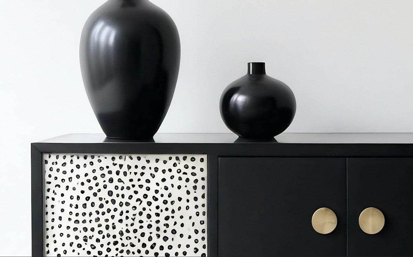 Indiano Console multimediale in bianco e nero con intarsi a pois in vendita