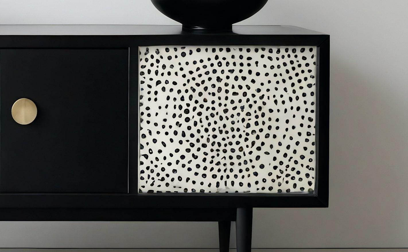 Intarsio Console multimediale in bianco e nero con intarsi a pois in vendita