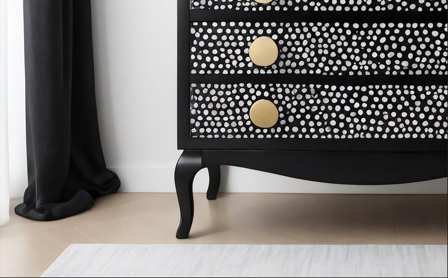 Cassettiera nera ispirata a Kusama con Dot Dot Dot

Aggiungi una ventata di creatività e stile al tuo spazio con la nostra cassettiera Bold Polka Dots ispirata a Kusama. Ispirato agli iconici disegni a pois di Yayoi Kusama, questo comò unisce l'arte