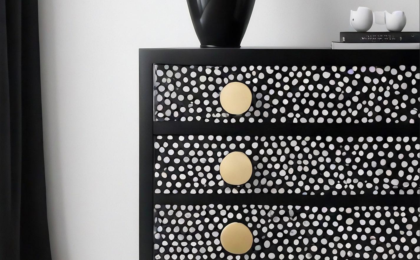 Mid-Century moderno Cassettiera nera con intarsio a pois in vendita