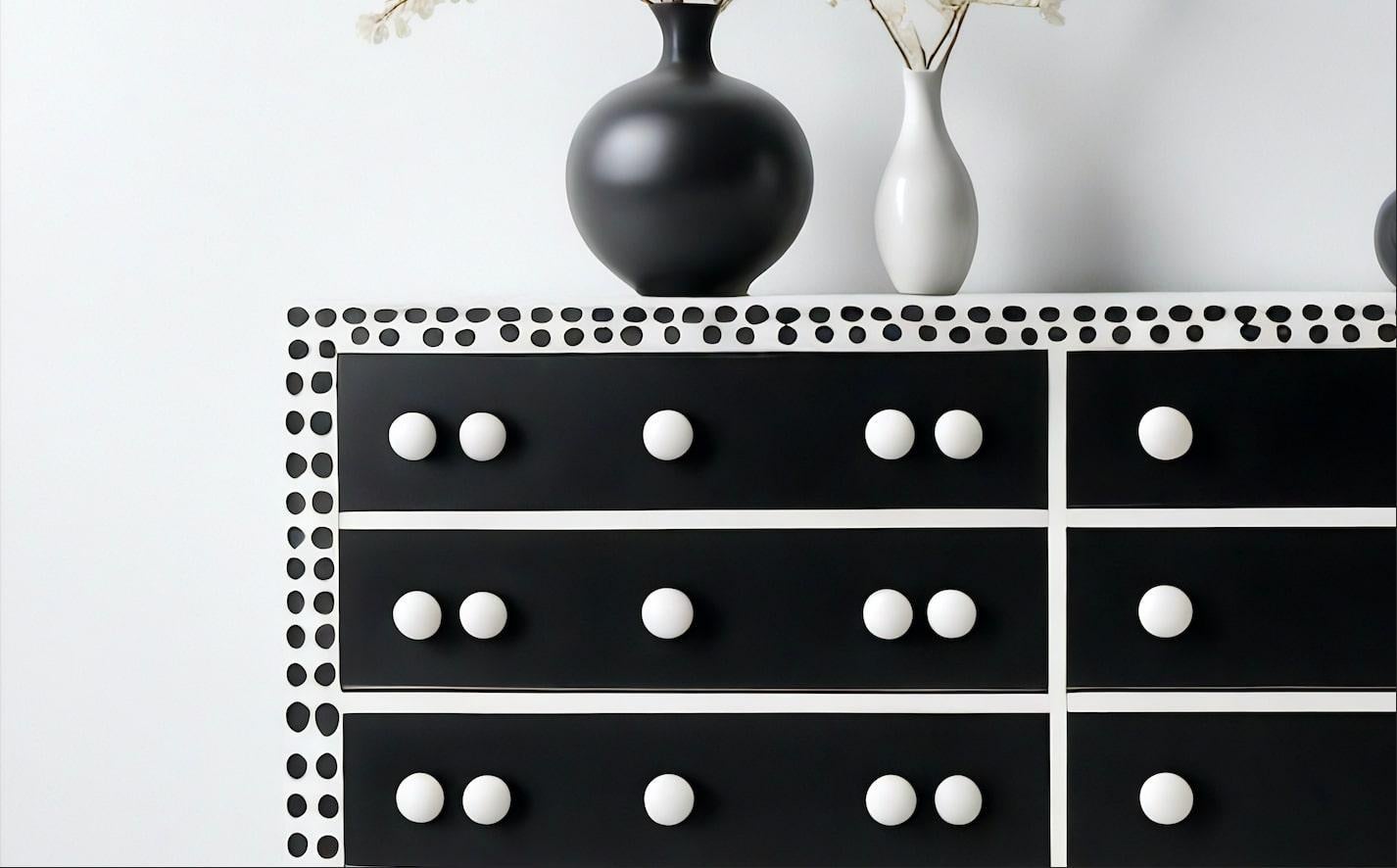 Mid-Century Modern Commode noire à incrustation de pois en vente