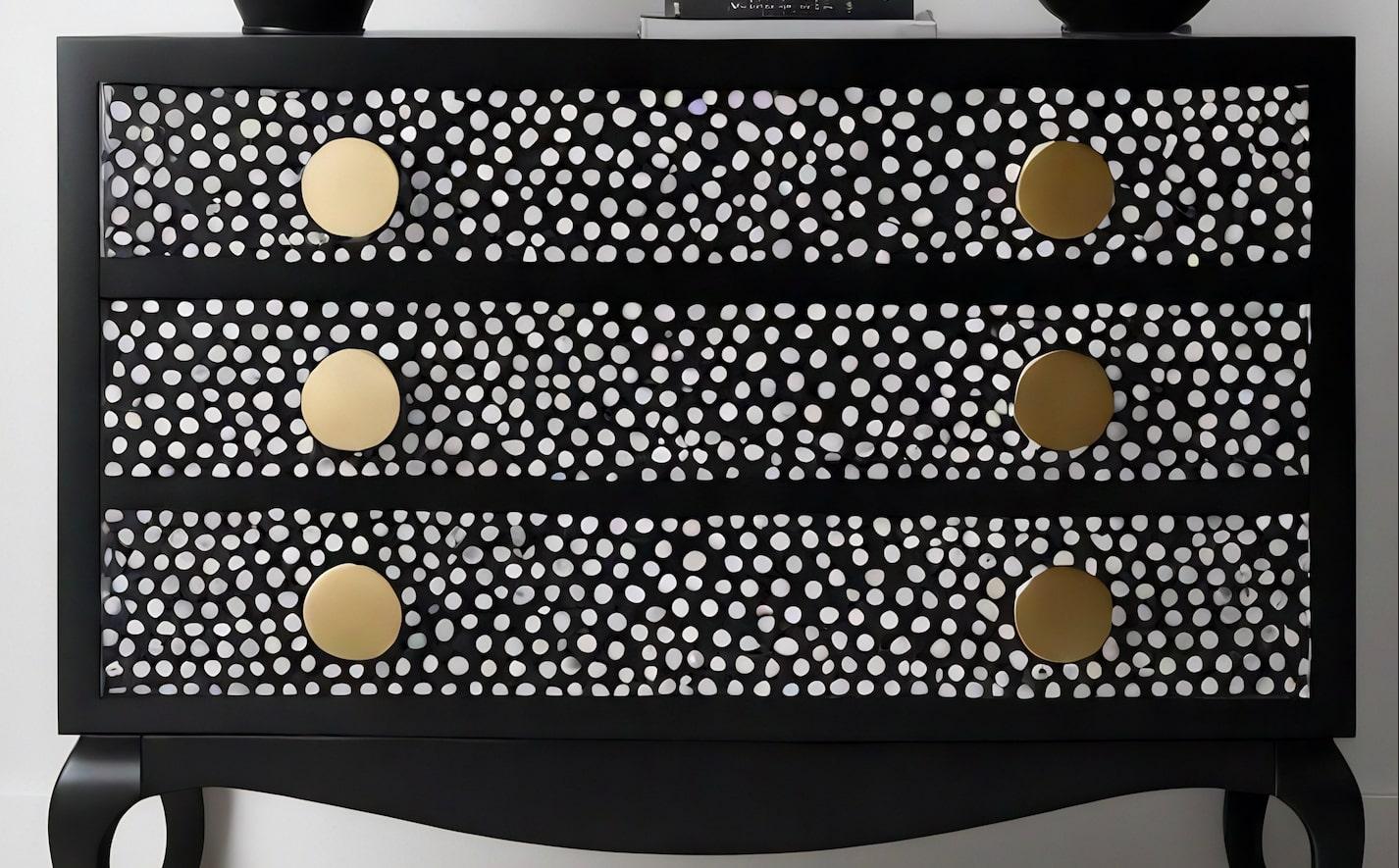 Indiano Cassettiera nera con intarsio a pois in vendita