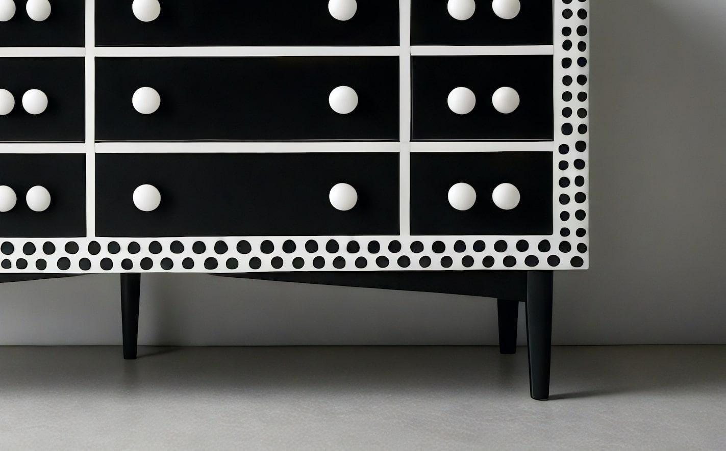 Indien Commode noire à incrustation de pois en vente