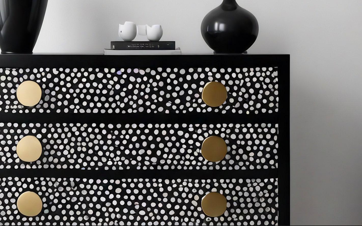 Intarsio Cassettiera nera con intarsio a pois in vendita