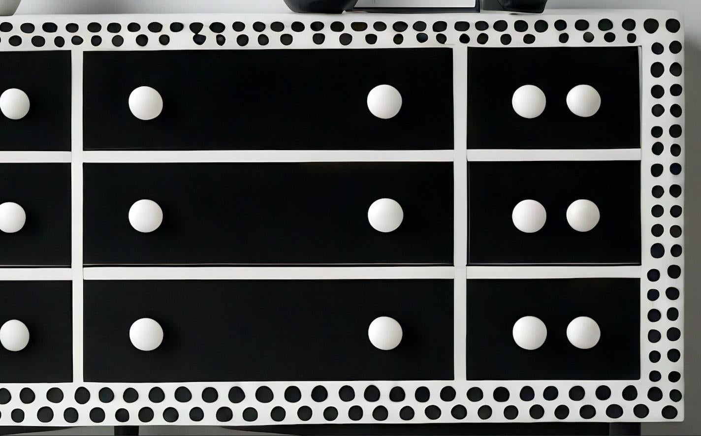 Incrusté Commode noire à incrustation de pois en vente