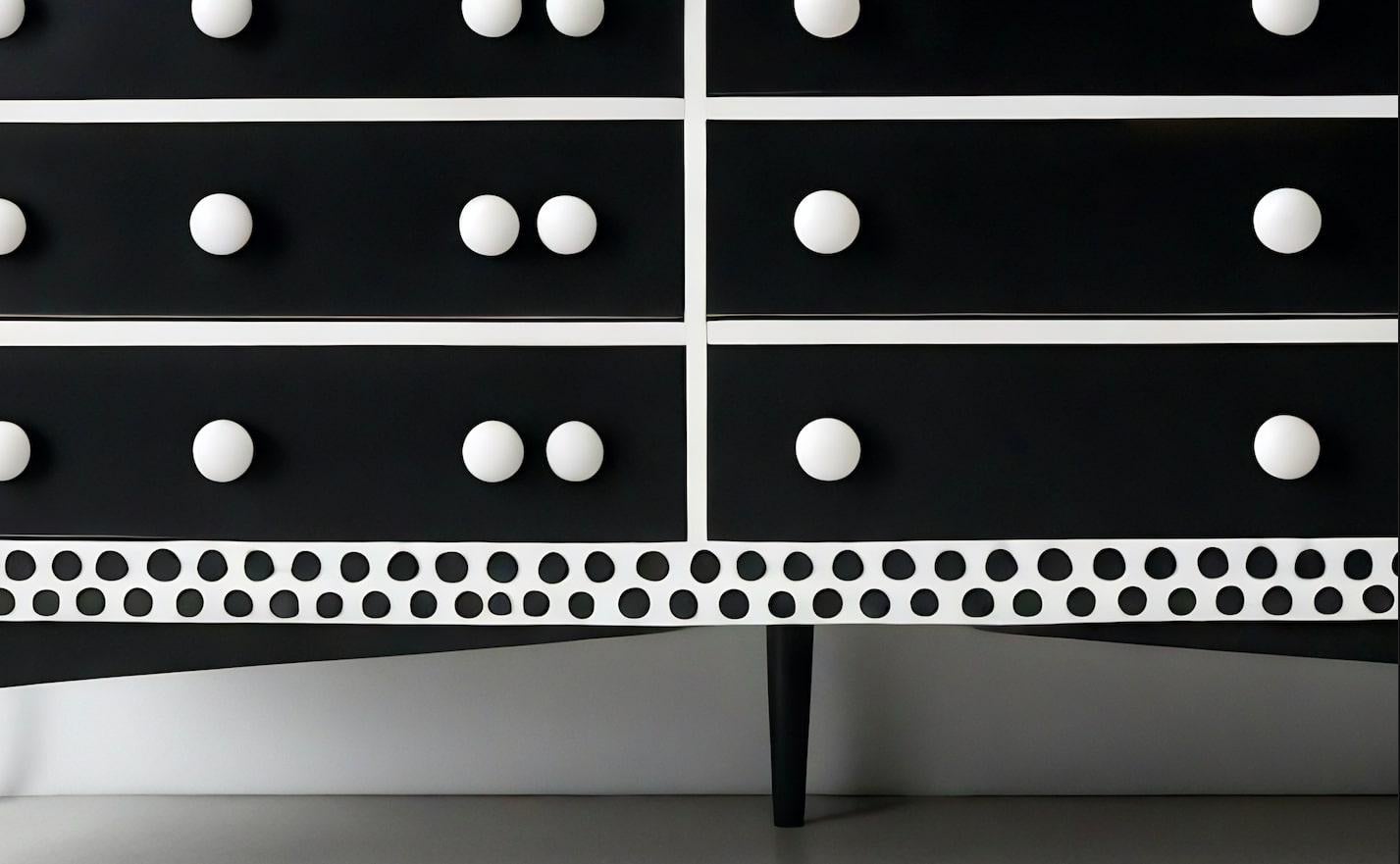 Commode noire à incrustation de pois Neuf - En vente à New York, NY