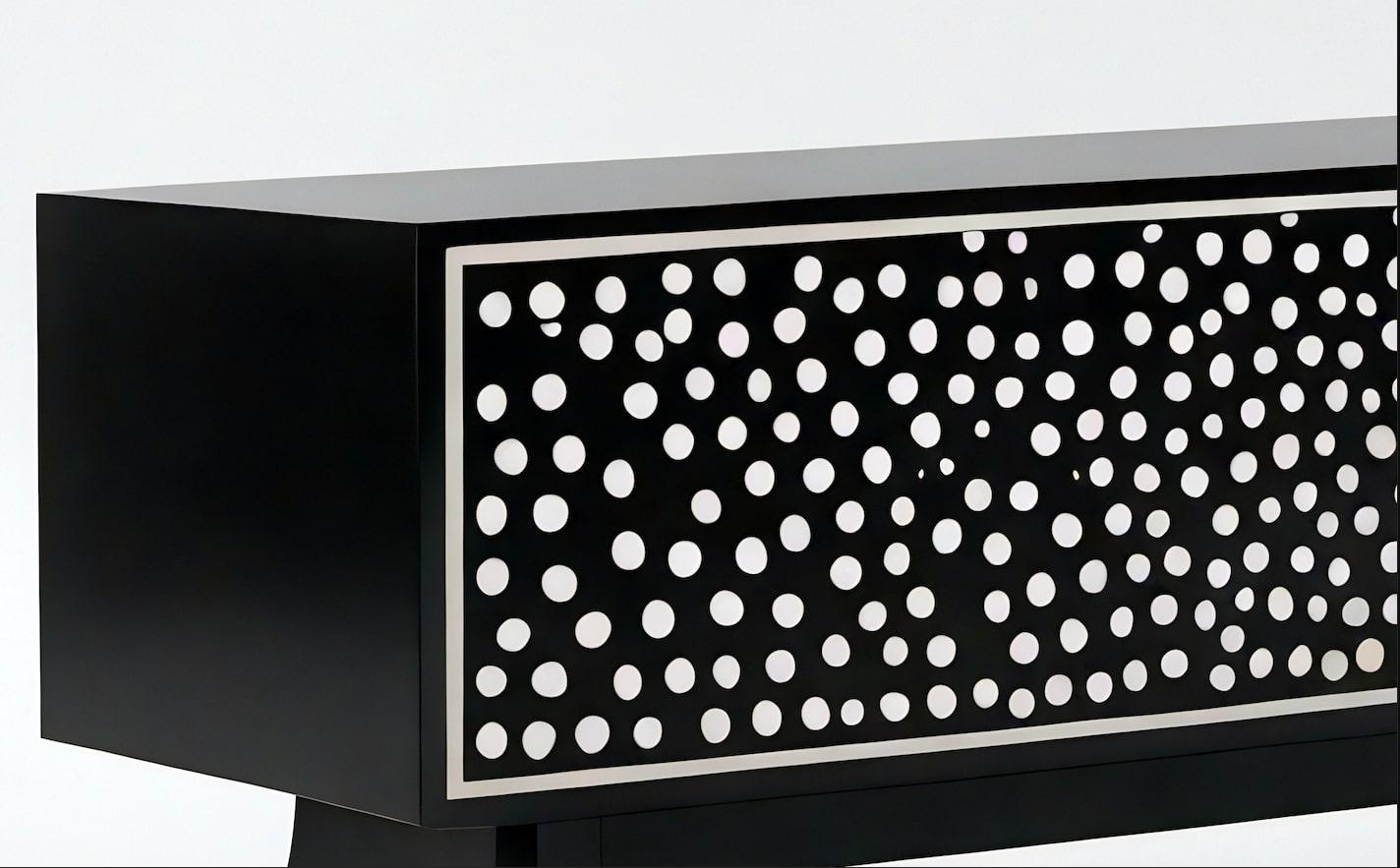 Indiano Console multimediale nera con intarsio a pois in vendita
