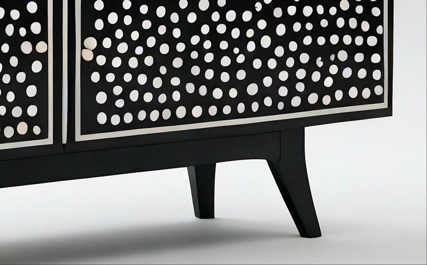Intarsio Console multimediale nera con intarsio a pois in vendita