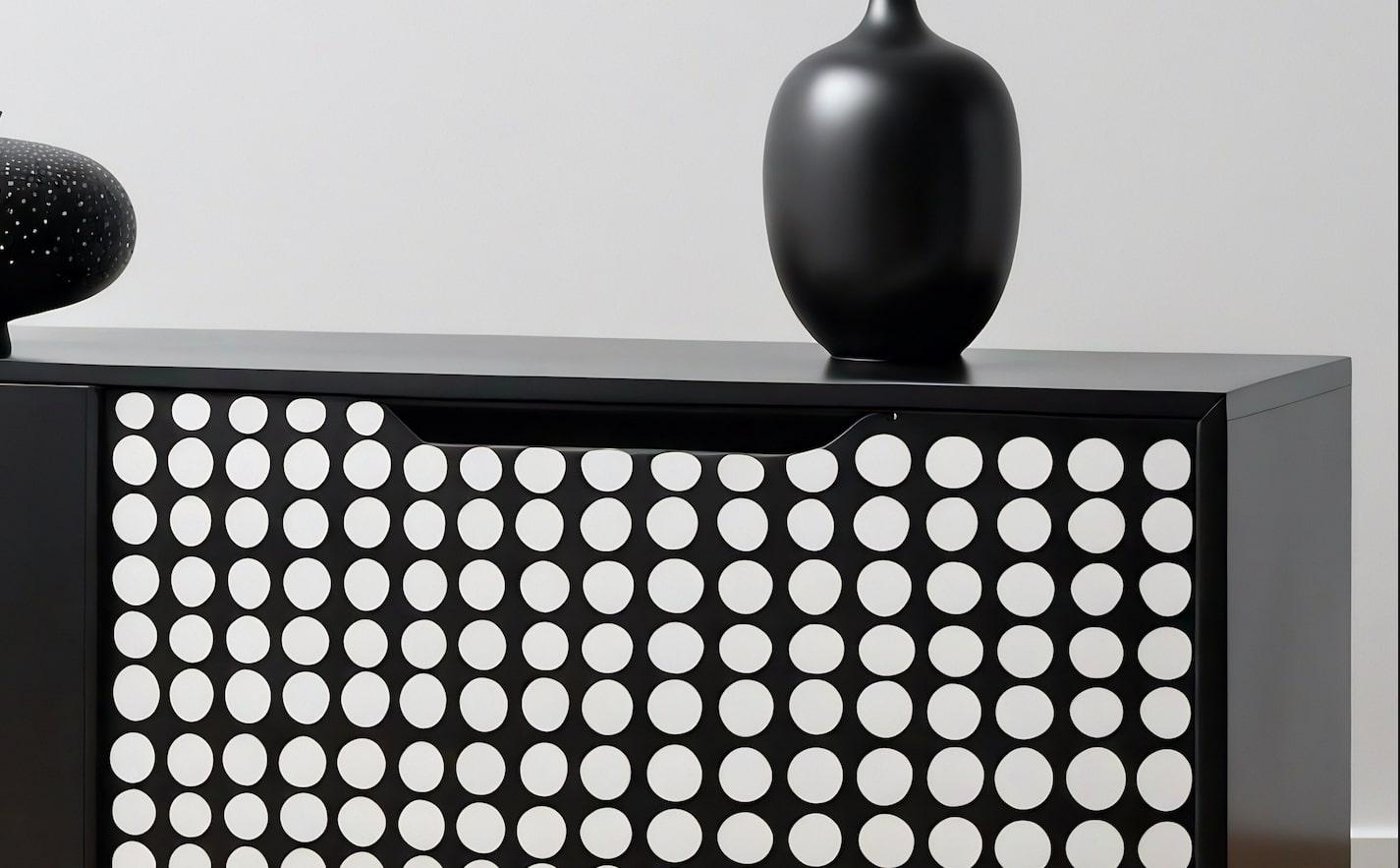 Intarsio Console multimediale nera con intarsio a pois in vendita