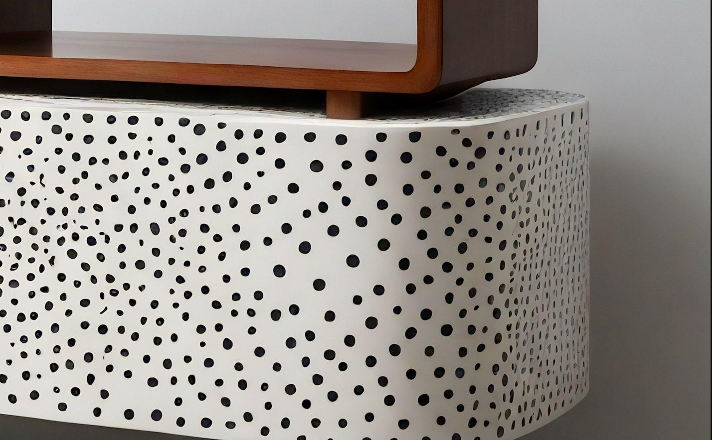Weiße Medienkonsole mit Polka Dot Inlay und Holzregal (Indisch) im Angebot