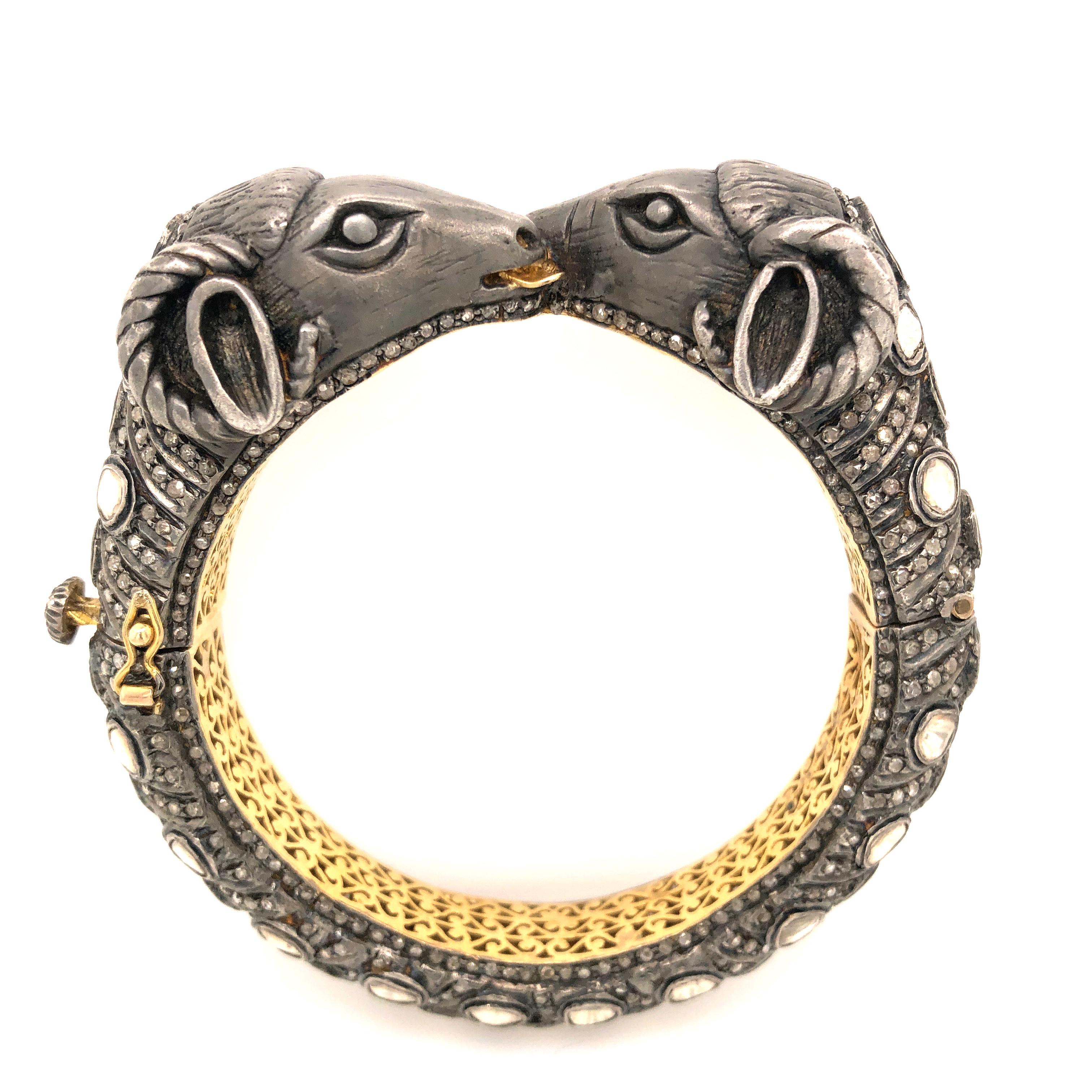 Gold- und Silberarmreif im Ornamental-Stil mit Polki-Diamant (Gemischter Schliff) im Angebot