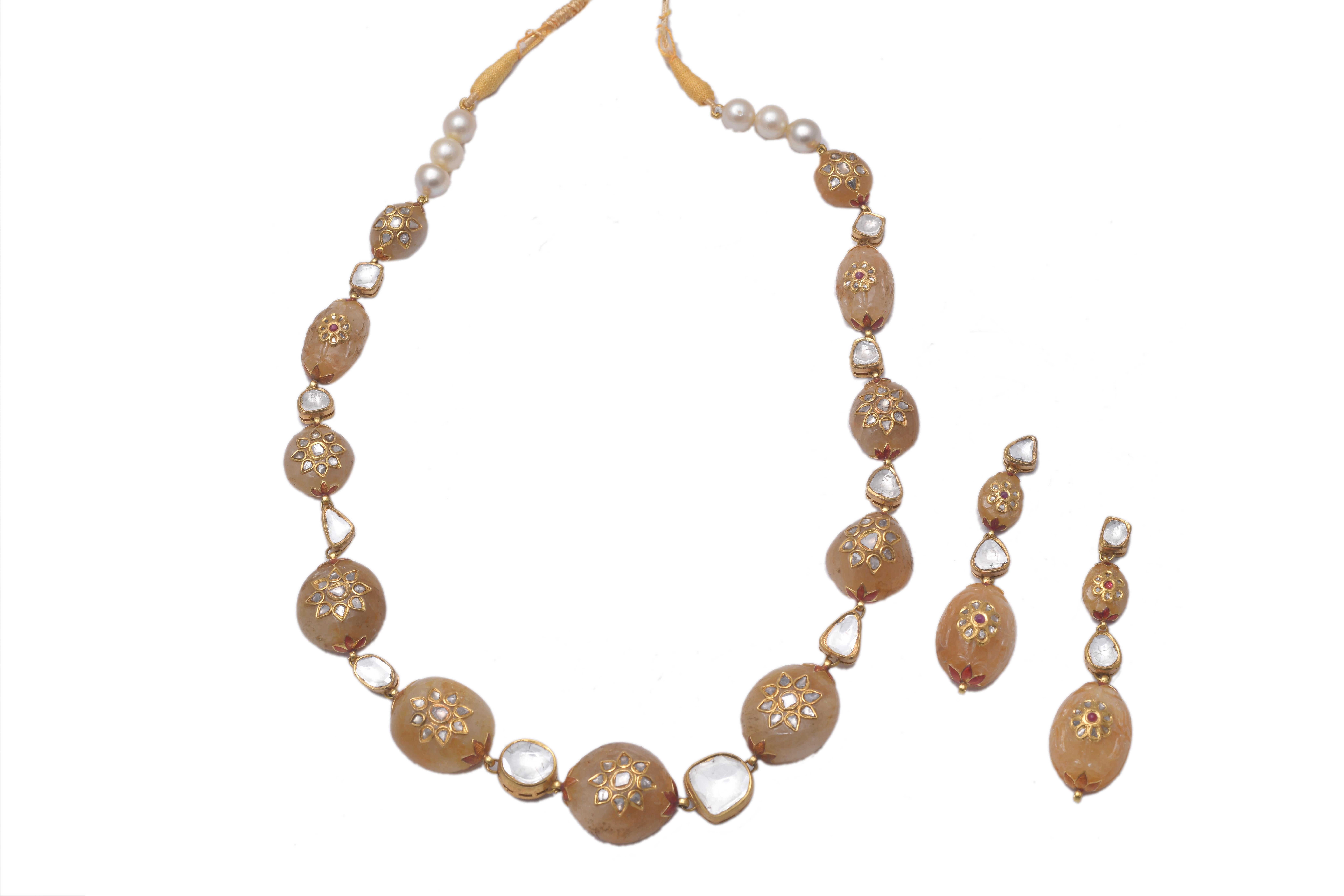 Polki diamond Yellow sapphire gold 18k necklace

 Its very hard to capture the true color and luster of the stone, I have tried to add pictures which are taken professionally and by me from my I phone to reflect the true image of the item. It's a