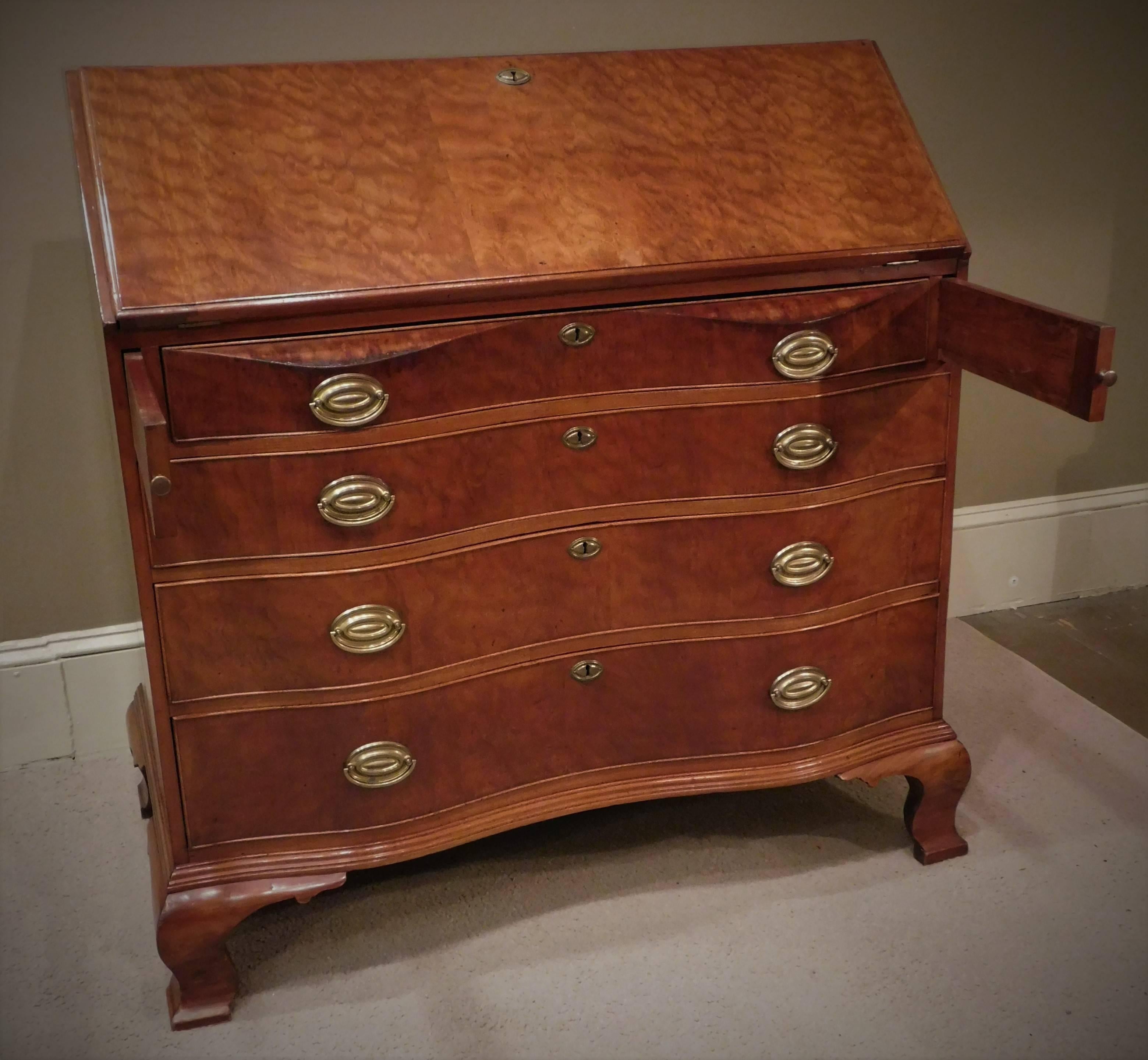 Pollarded Walnut Oxbow Chippendale Fall-Front Desk, Massachusetts, circa 1780 In Excellent Condition For Sale In Alexandria, VA