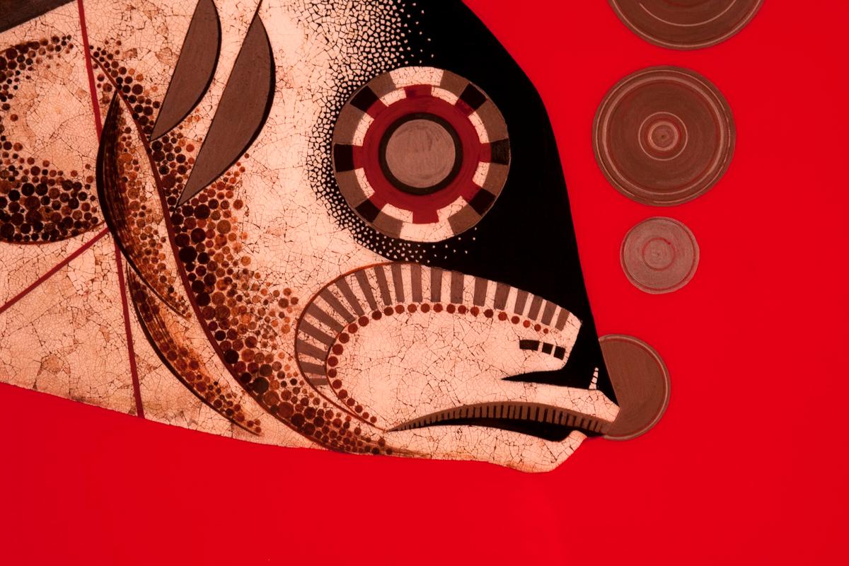 Rote, weiße und schwarze Kunst im Art-Déco-Stil mit stilisierten Fischen und geometrischen Formen. Handgefertigt von Pollaro-Kunsthandwerkern unter Verwendung traditioneller asiatischer Eierschaleneinlege- und Lacktechniken. Inspiriert von der