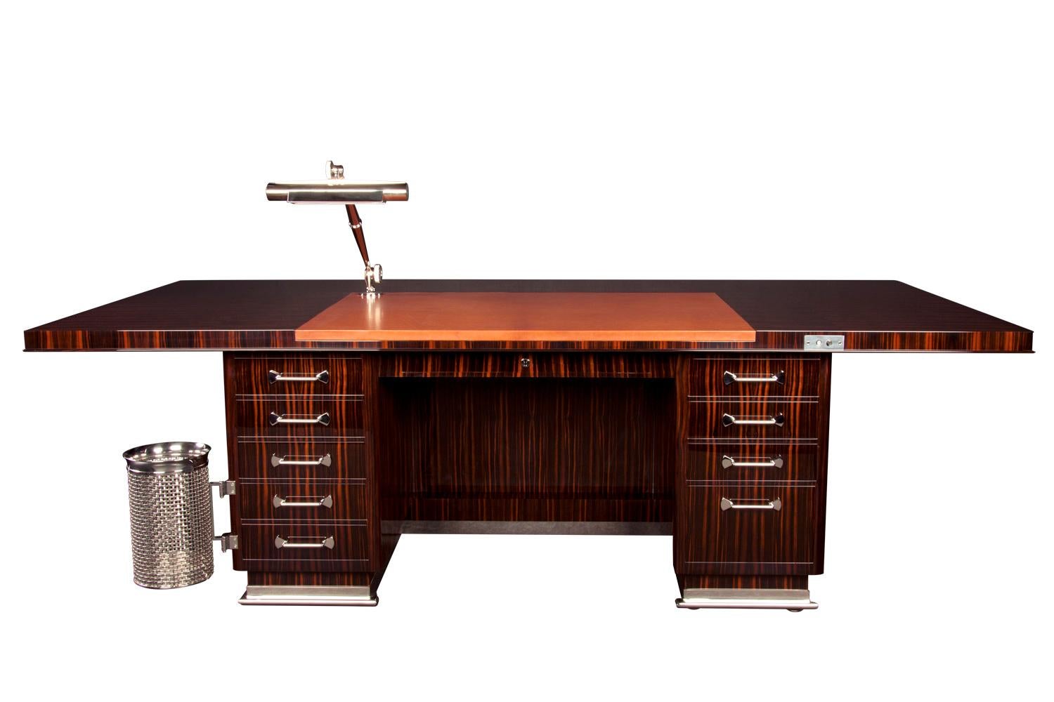 Scrivania in ebano Macassar e palissandro con lampada regolabile, cestino per i rifiuti collegato e dettagli di ferramenta in nichel massiccio lucidato. Questa riproduzione di qualità museale del design originale 