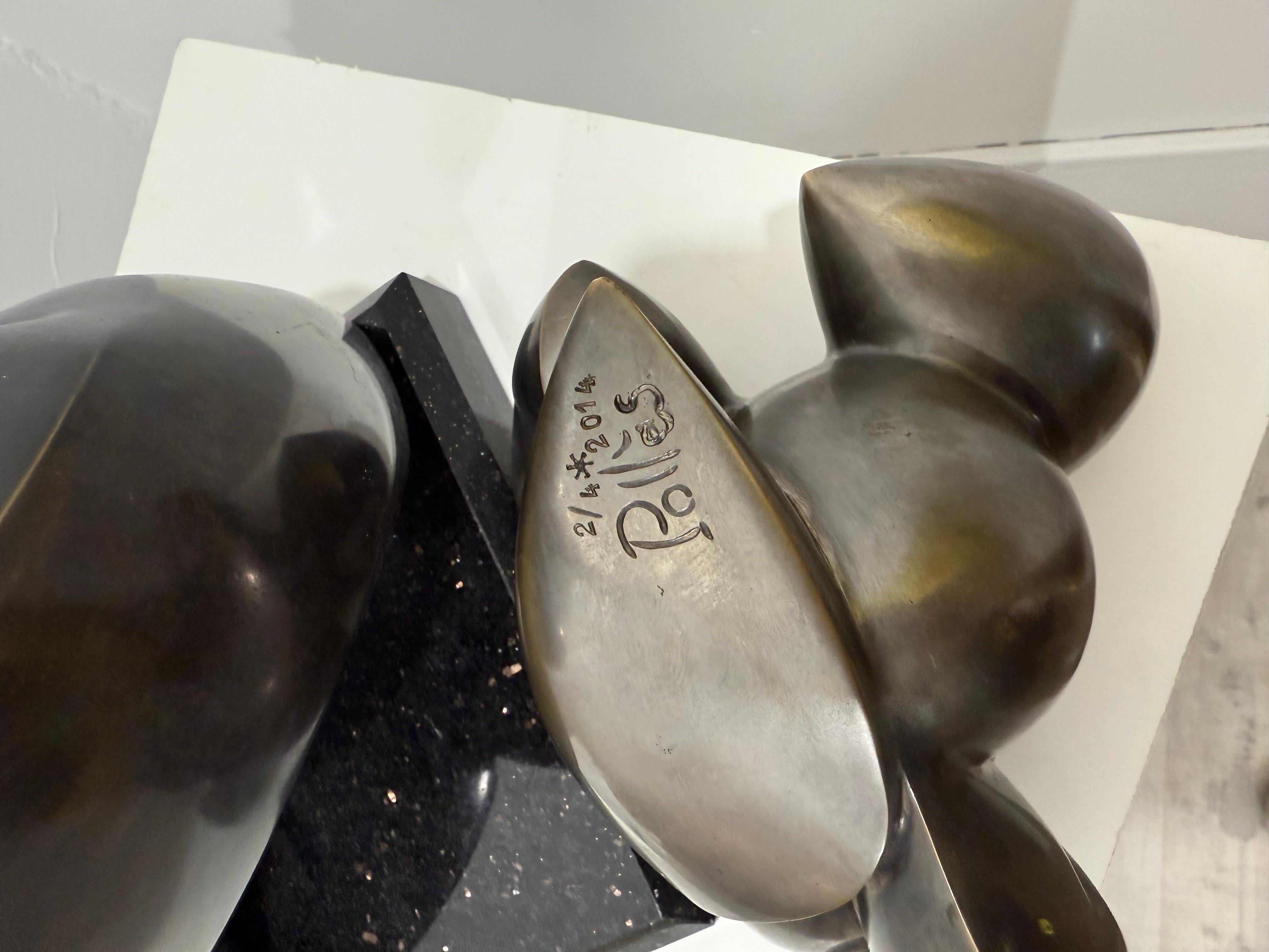 -Oxynamide par Pollès
-Bronze
-2014
-Signature en bas à droite
-Édition 2/4
-Fabriqué dans le Studio de l'Artistics, France

Les sculptures de Pollès, en créant une vision de l'être en mouvement, poli et
lissés, brisent la pureté de l'esthétisme. Il