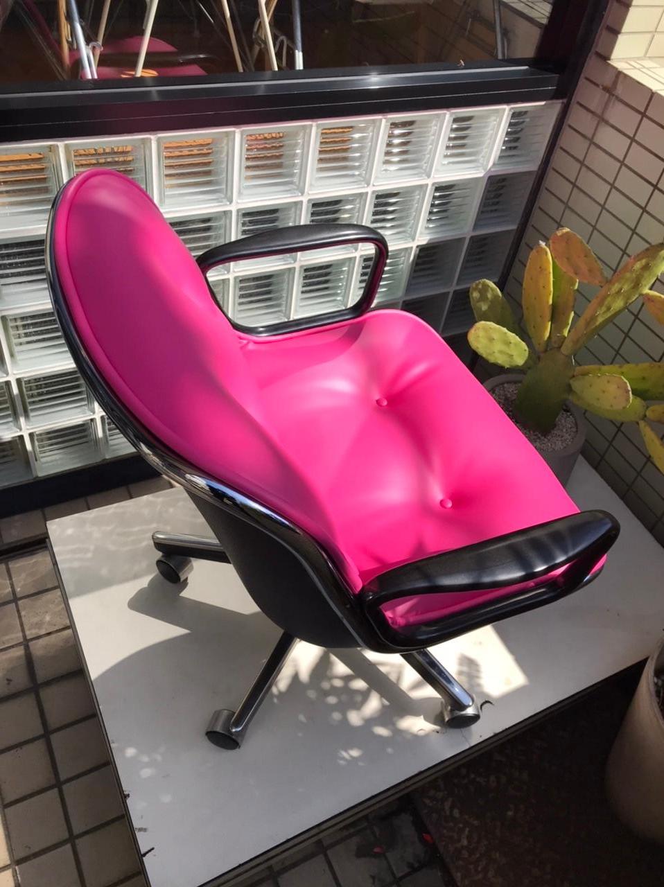 Il s'agit d'une chaise Pollock usagée fabriquée par Knoll dans les années 1980.
Il est nouvellement retapissé avec Naugahyde Spirit millennium dans la couleur Rosalee.
 