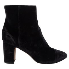 Schwarze pflaumenfarbene Samt-Stiefeletten von Polly