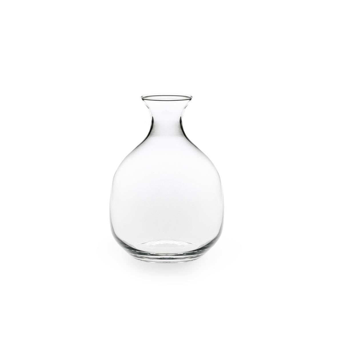 La jarra grande Polly de vidrio soplado es uno de los iconos de Paola C. y una de las piezas favoritas creadas por el diseñador Aldo Cibic, que la define como 