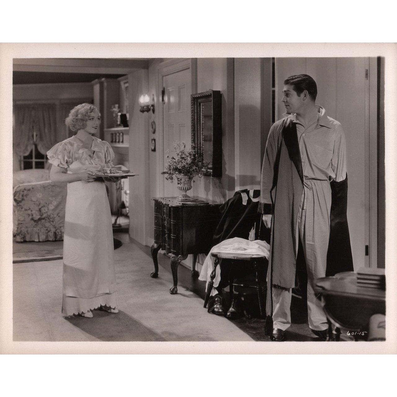 Foto originale del 1936 in gelatina d'argento a peso singolo per il film Polly of the Circus del 1932 diretto da Alfred Santell con Marion Davies / Clark Gable / C. Aubrey Smith / Raymond Smith. Condizioni eccellenti. Nota bene: le dimensioni sono