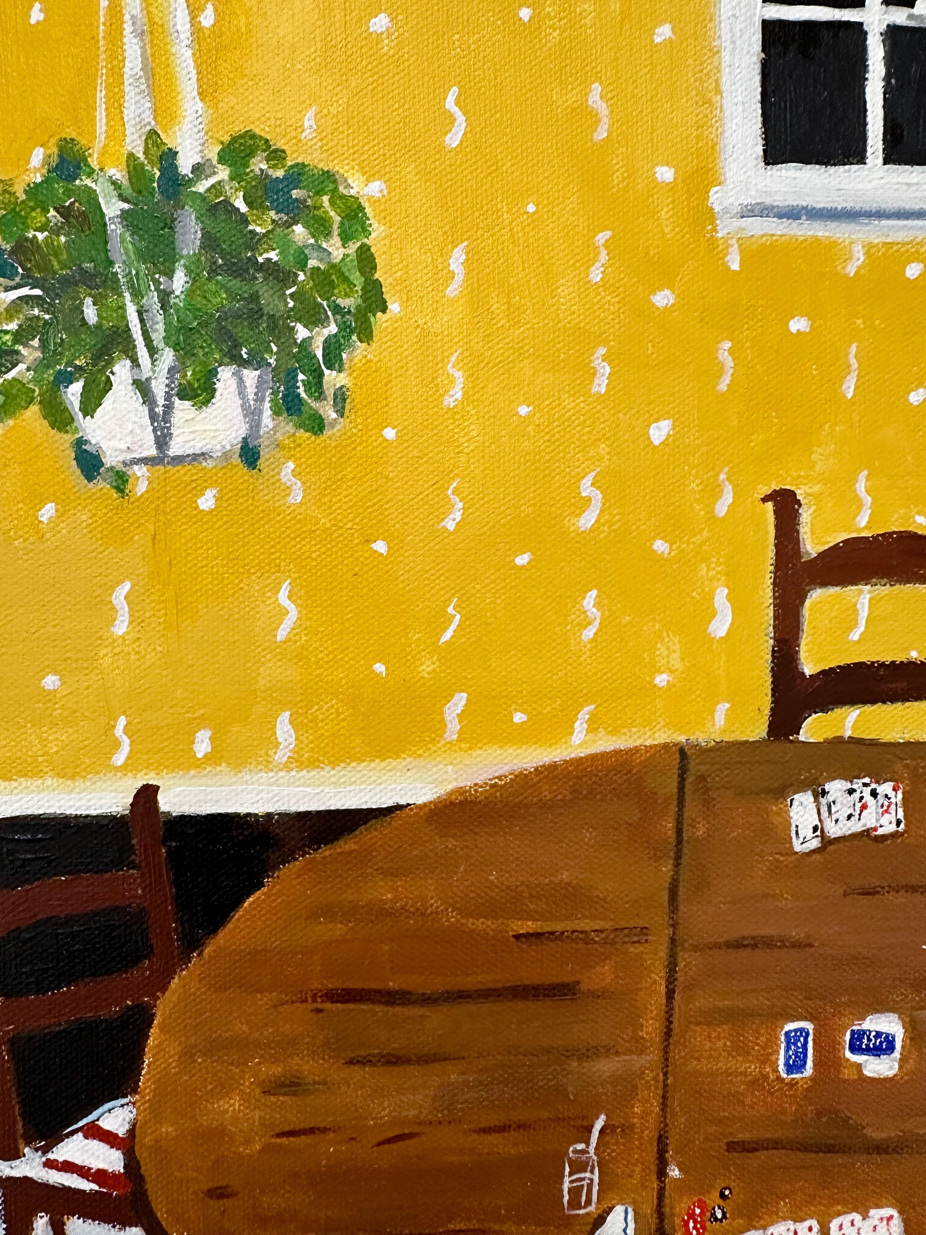 Auf diesem zeitgenössischen Interieur-Gemälde in Acryl auf Leinwand ist ein runder Holztisch von Stühlen umgeben, die in der Mitte eines gelben Esszimmers stehen. Ein Kartenspiel ist auf dem Tisch ausgebreitet und bereit für eine Partie Gin Rommé.
