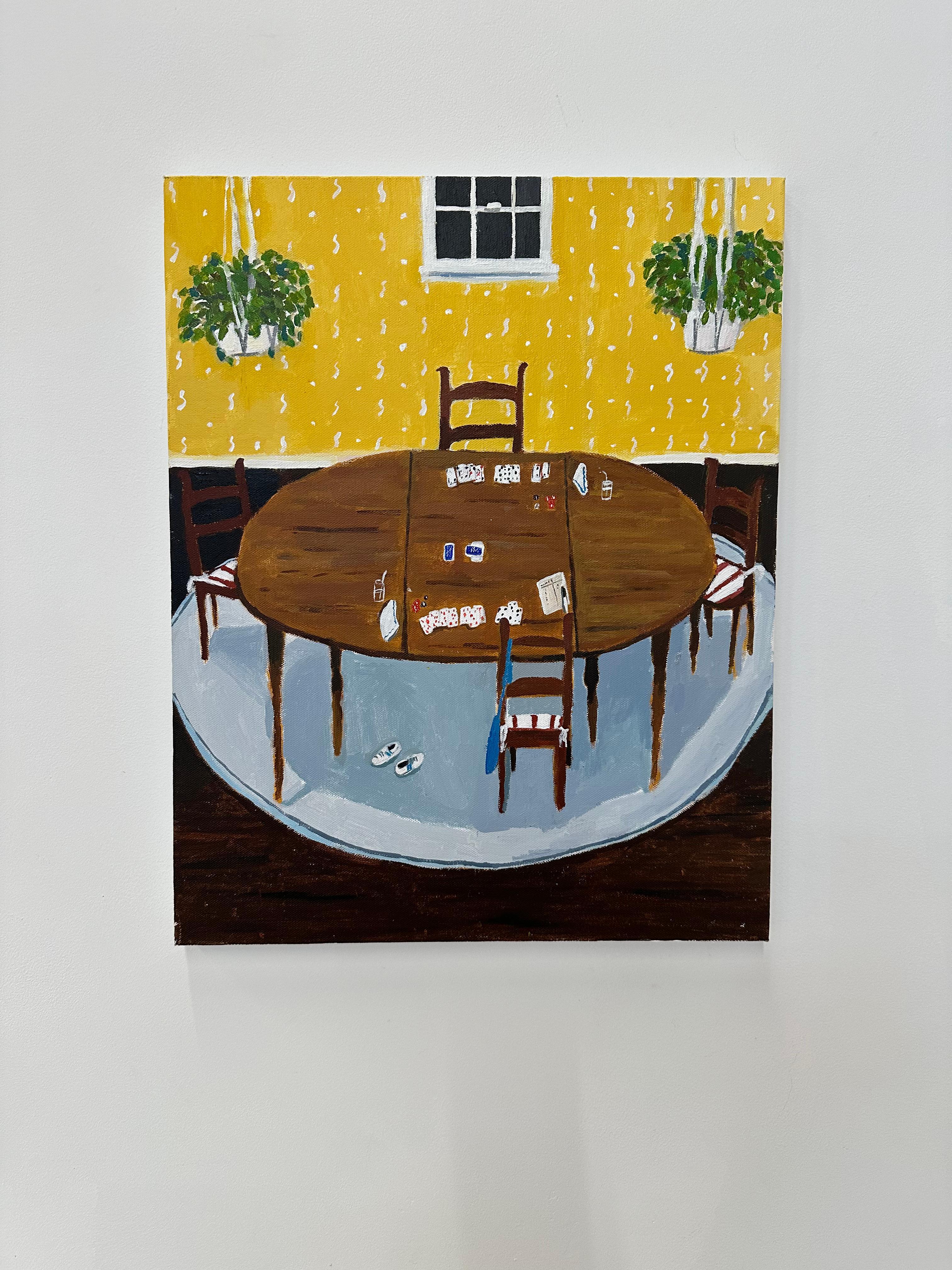 Gin-Spiel im gelben Raum, Esszimmer, Holztisch, Stühle, Kartenspiel, grüne Pflanzen – Painting von Polly Shindler