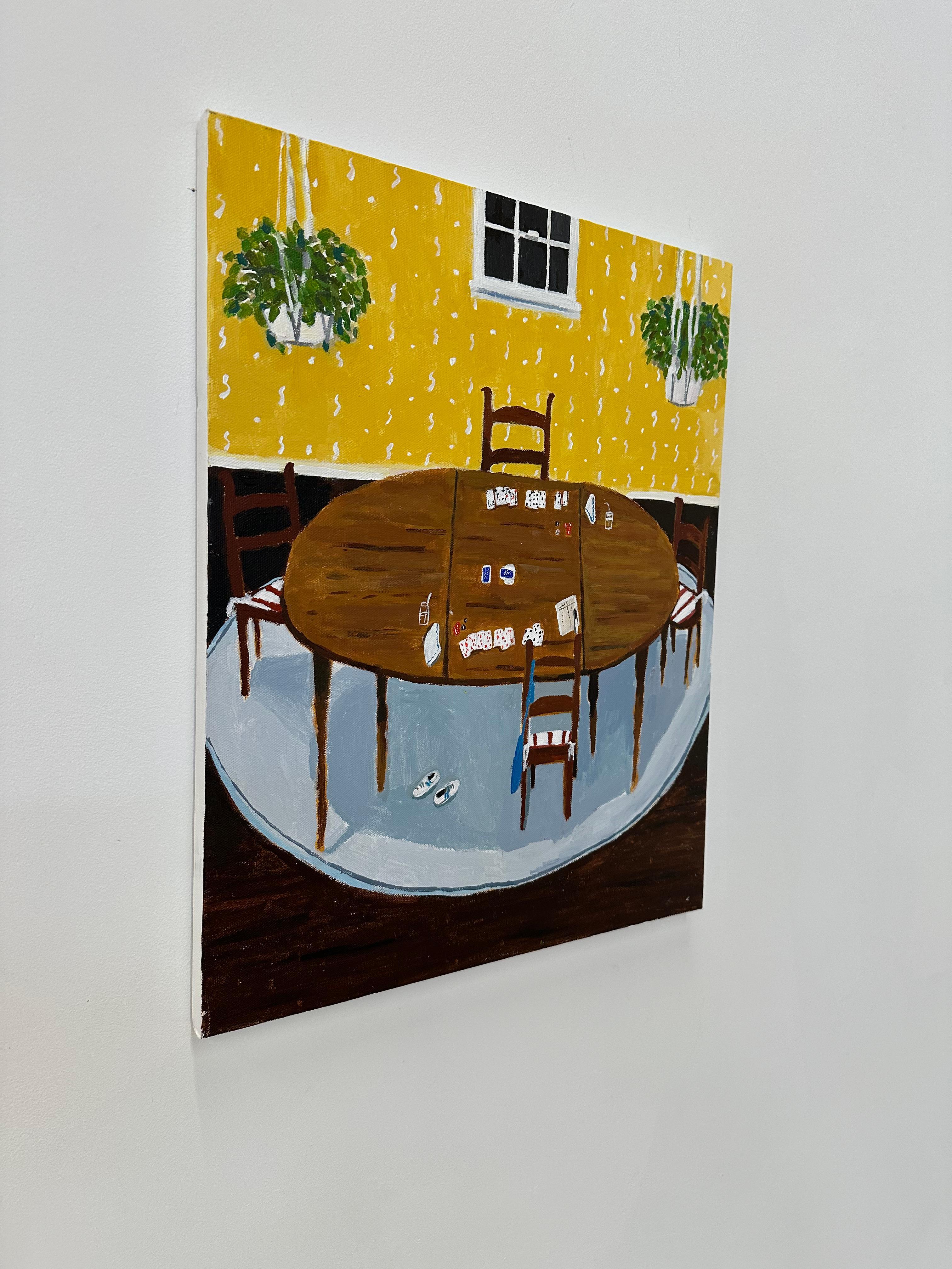 Gin-Spiel im gelben Raum, Esszimmer, Holztisch, Stühle, Kartenspiel, grüne Pflanzen (Zeitgenössisch), Painting, von Polly Shindler