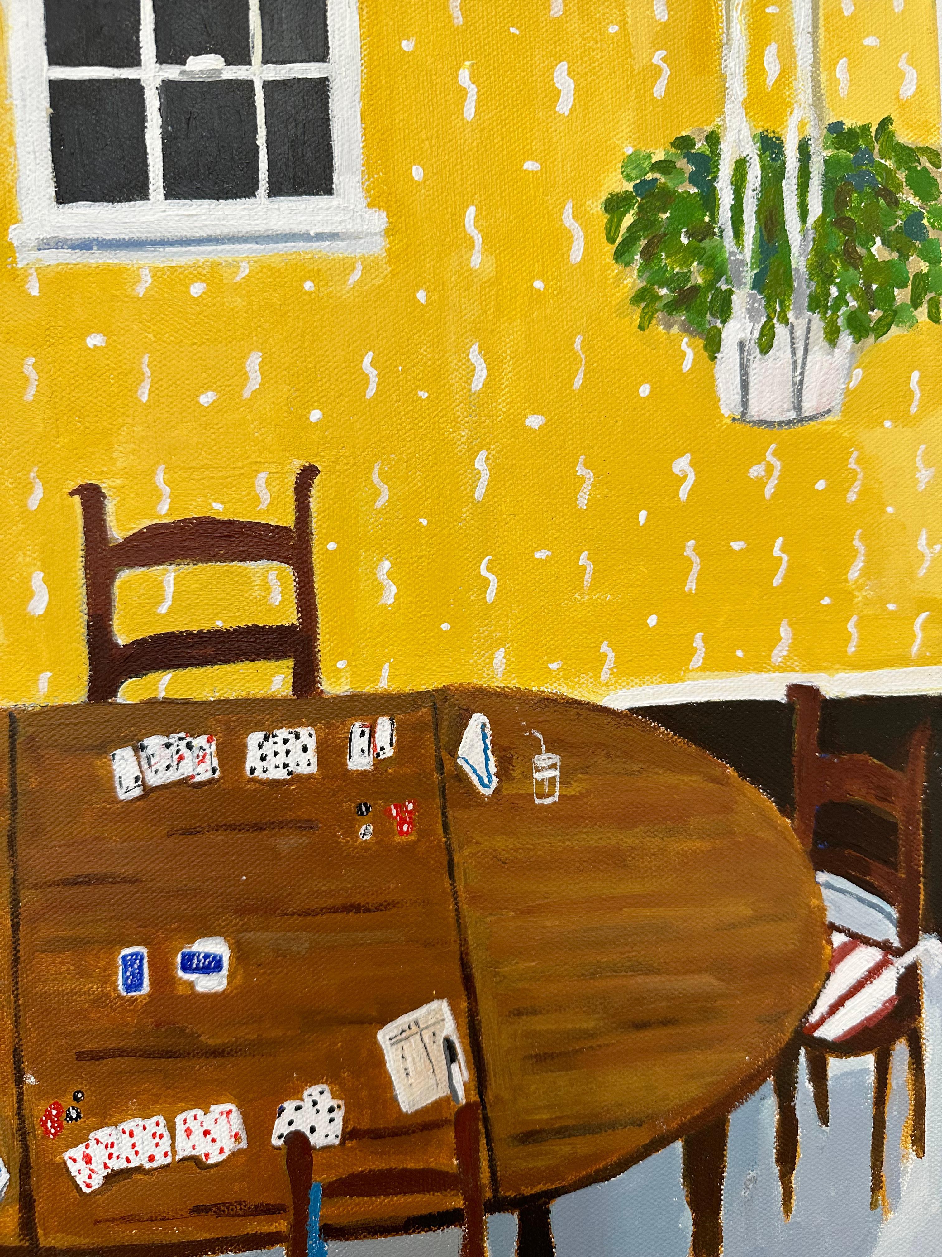 Gin-Spiel im gelben Raum, Esszimmer, Holztisch, Stühle, Kartenspiel, grüne Pflanzen im Angebot 4